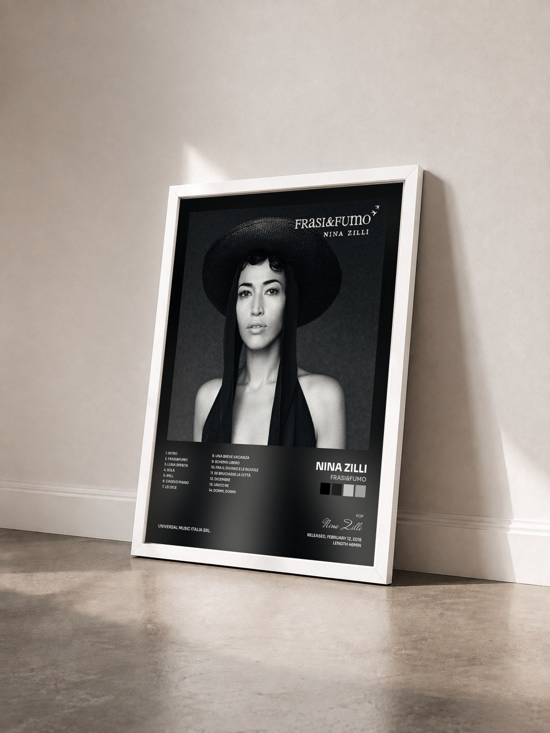 #blanc Tableau de l'album Frasi&Fumo de Nina Zilli vu de trois quarts, cadre blanc