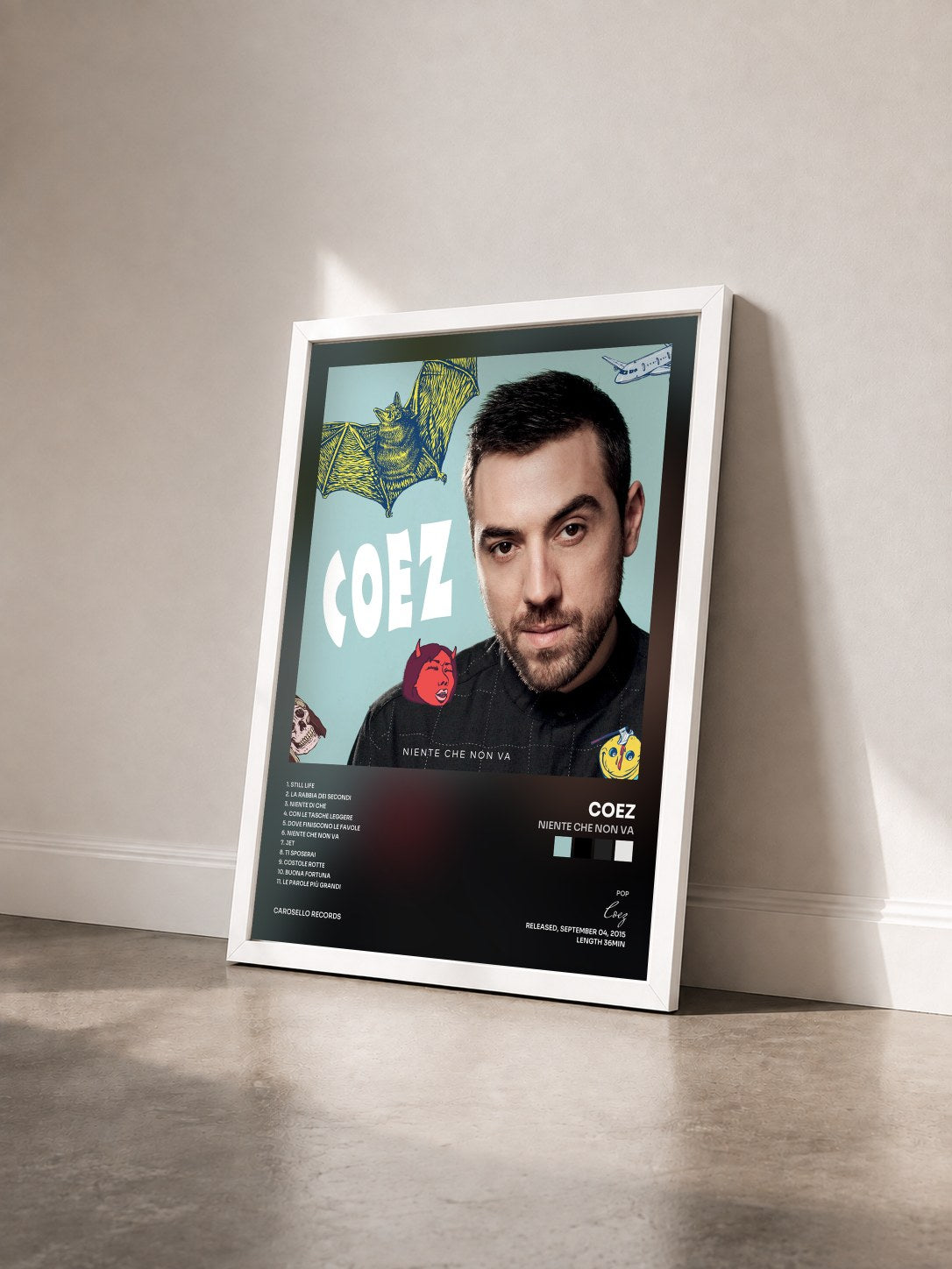 #blanc Tableau de l'album Niente che non va de Coez vu de trois quarts, cadre blanc