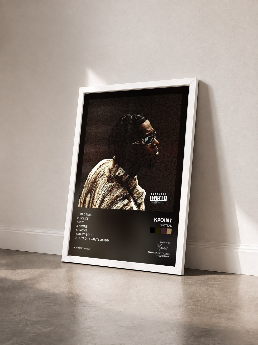 #blanc Tableau de l'album SHOTTAS de Kpoint vu de trois quarts, cadre blanc