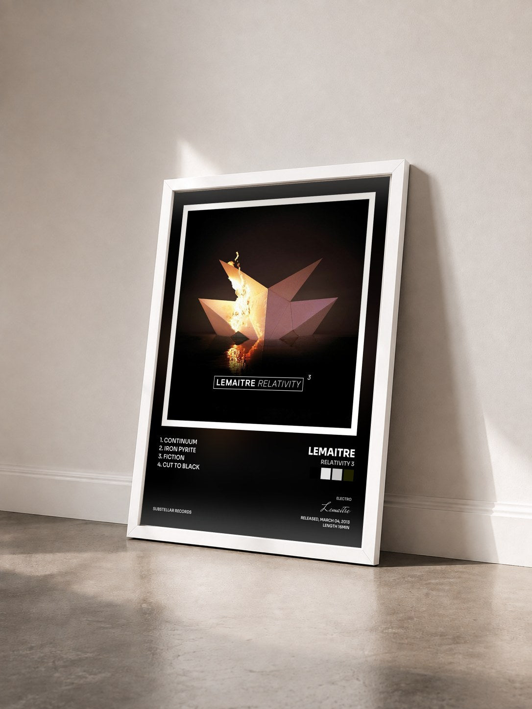 #blanc Tableau de l'album Relativity 3 de Lemaitre vu de trois quarts, cadre blanc