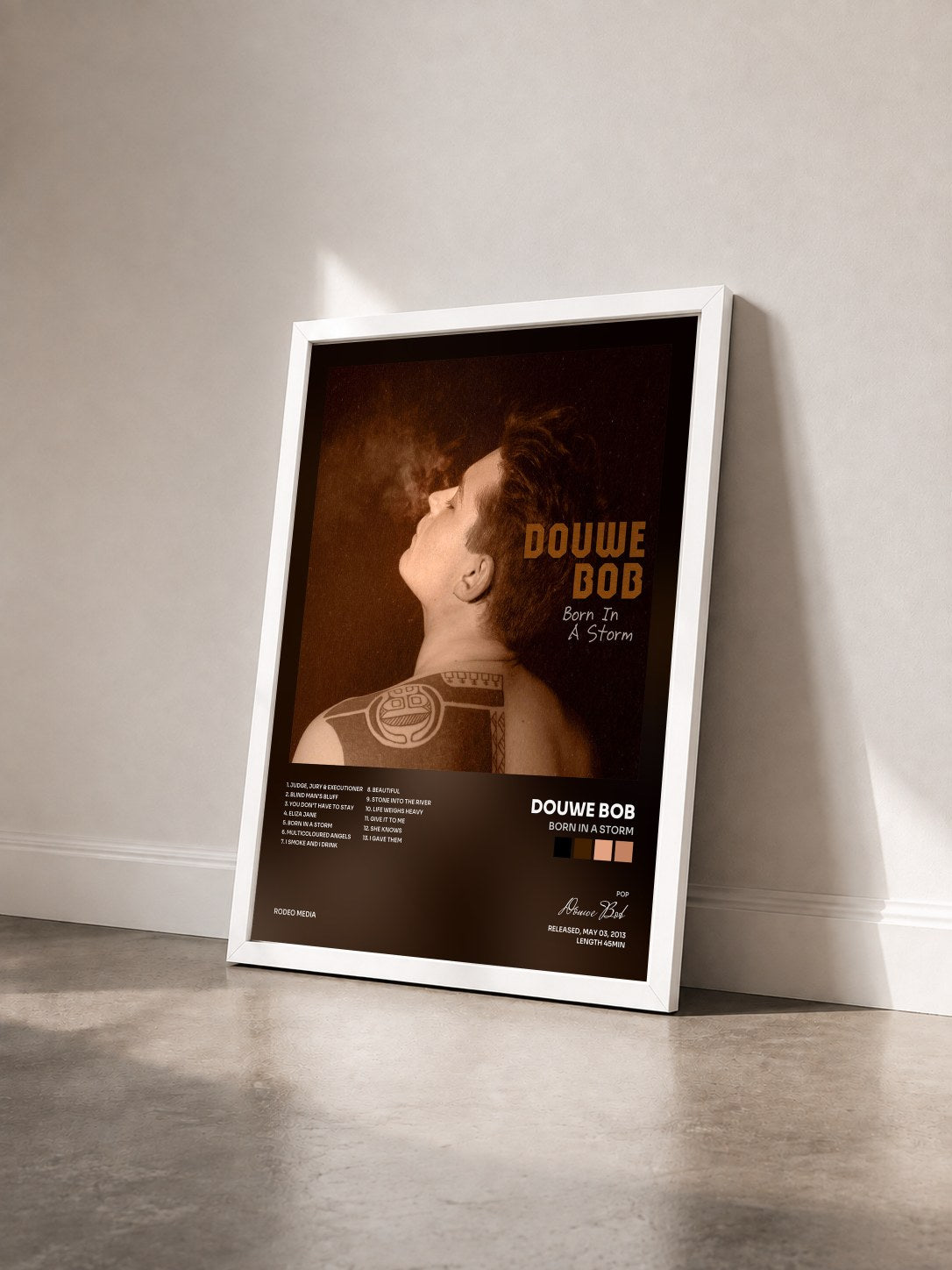 #blanc Tableau de l'album Born In A Storm de Douwe Bob vu de trois quarts, cadre blanc