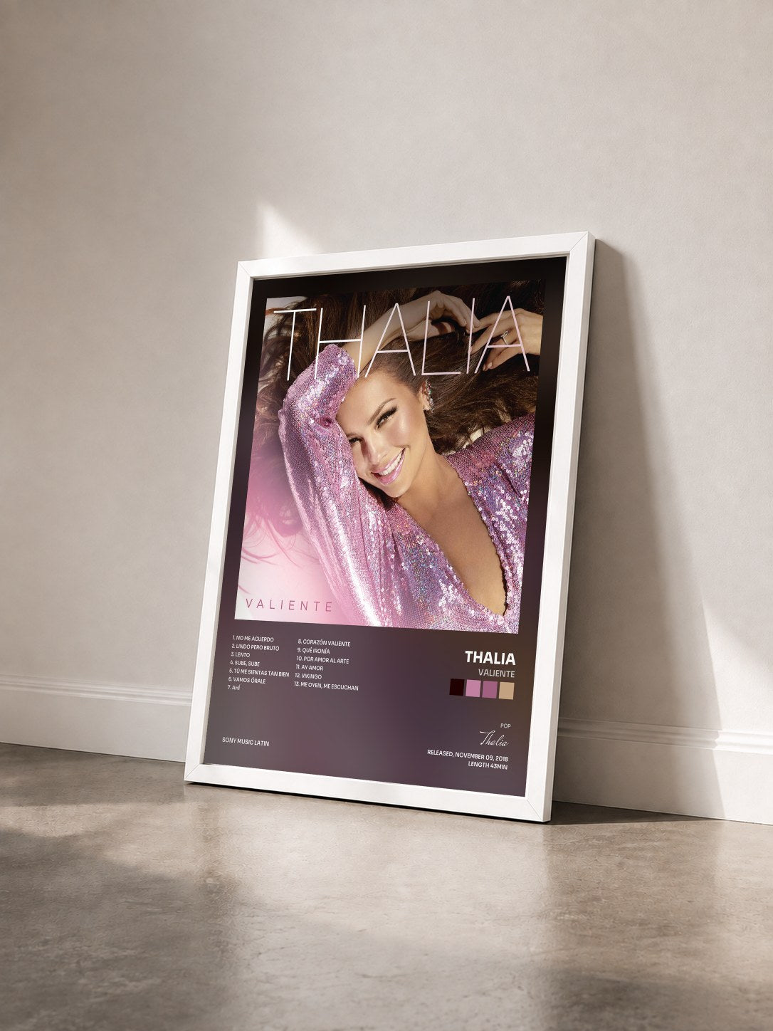 #blanc Tableau de l'album Valiente de Thalia vu de trois quarts, cadre blanc