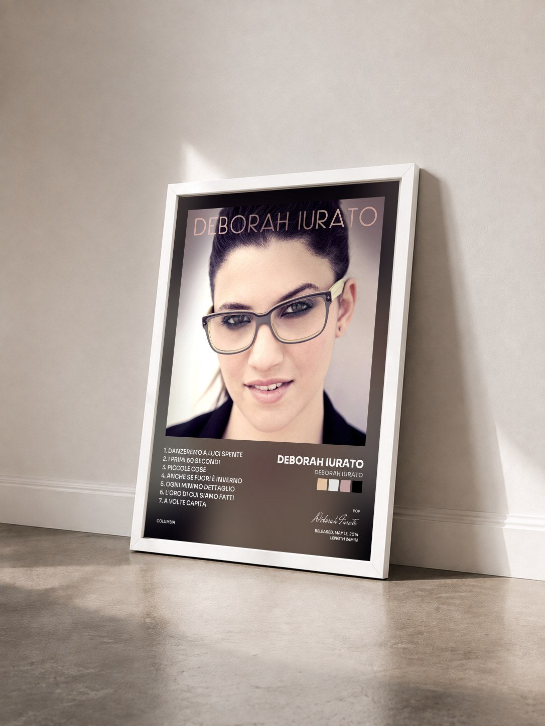 #blanc Tableau de l'album Deborah Iurato de Deborah Iurato vu de trois quarts, cadre blanc