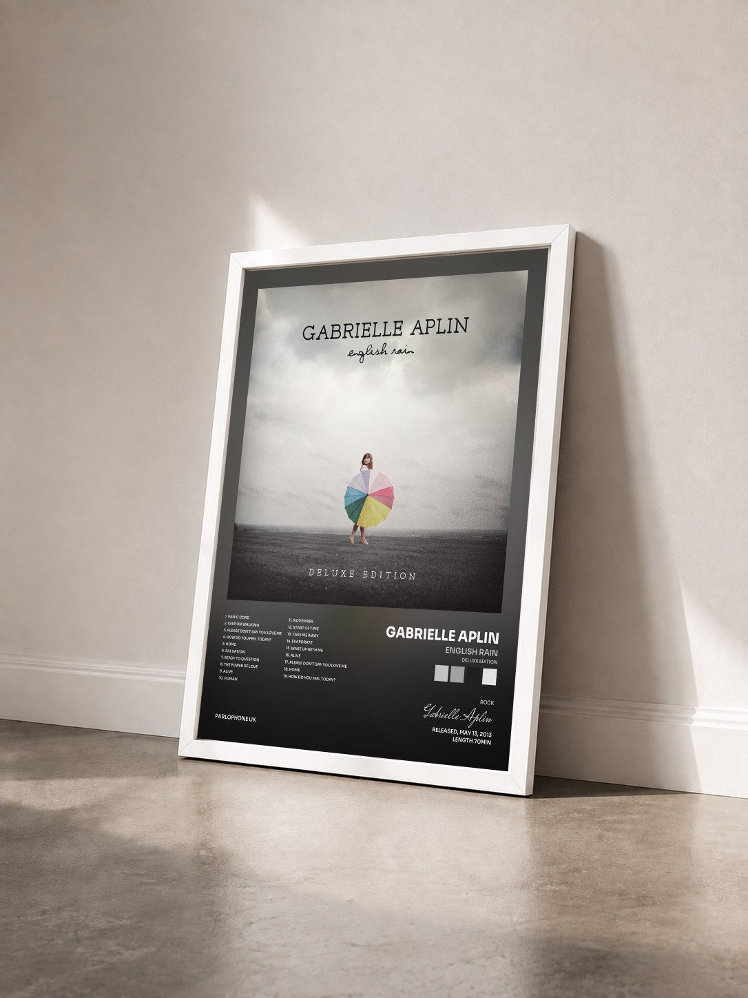 #blanc Tableau de l'album English Rain (Deluxe Edition) de Gabrielle Aplin vu de trois quarts, cadre blanc