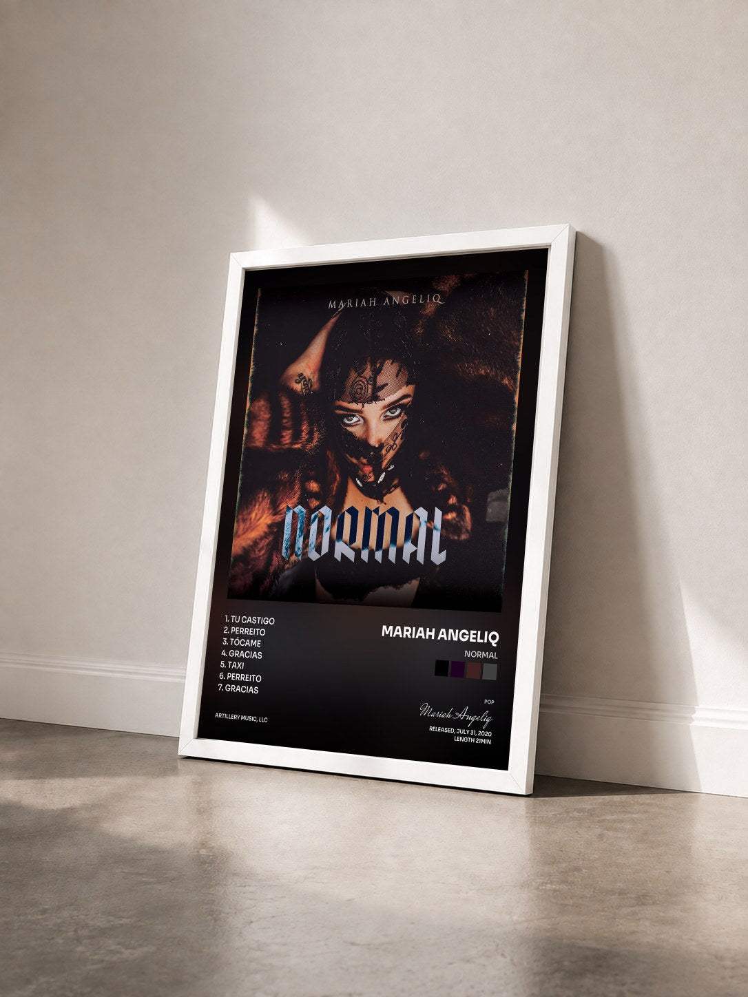 #blanc Tableau de l'album Normal de Mariah Angeliq vu de trois quarts, cadre blanc