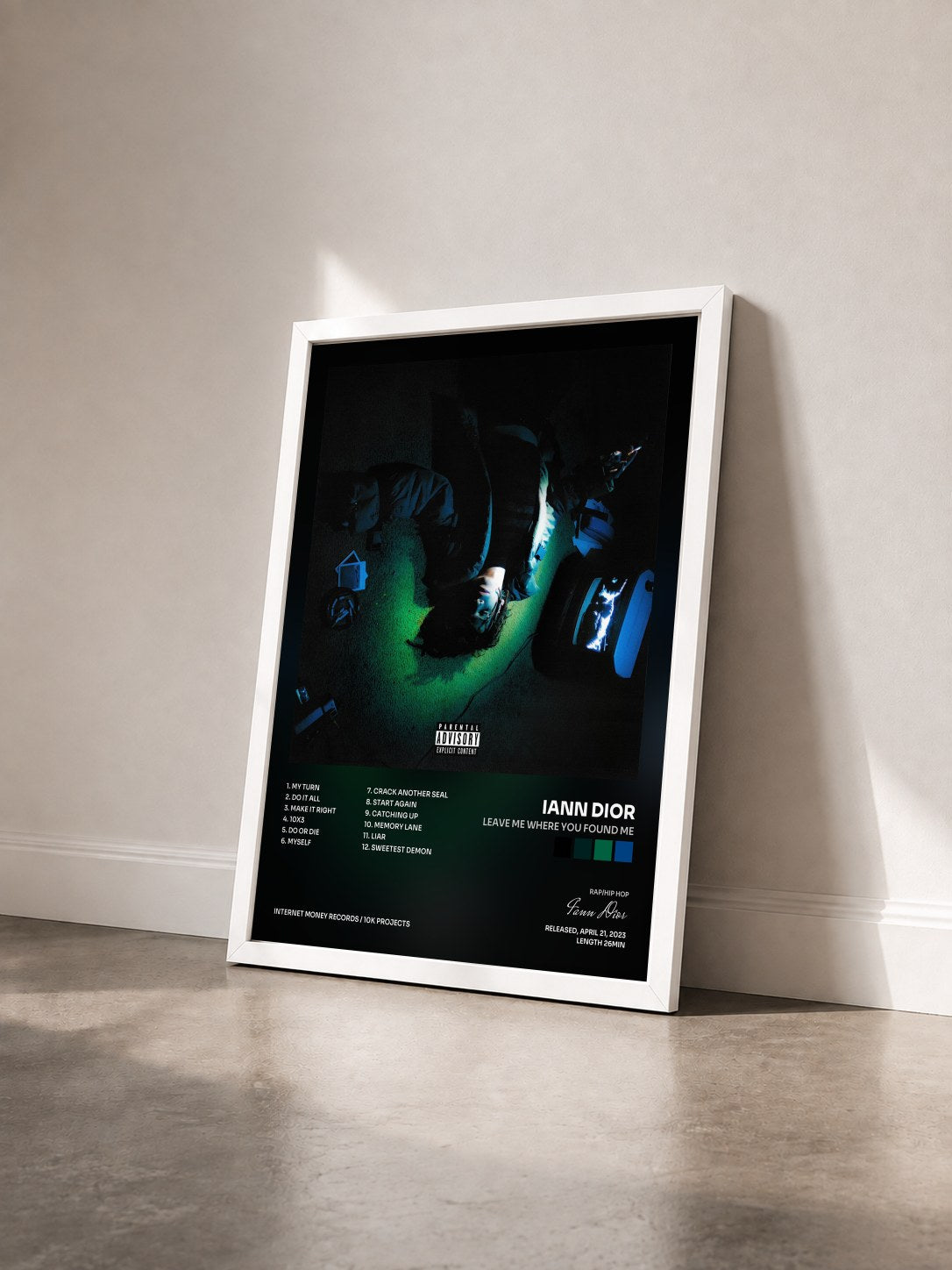 #blanc Tableau de l'album leave me where you found me de Iann Dior vu de trois quarts, cadre blanc