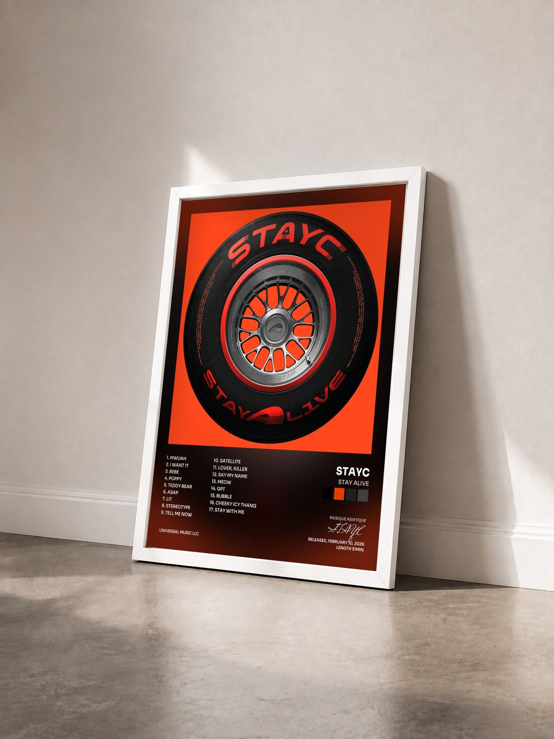 #blanc Tableau de l'album STAY ALIVE de STAYC vu de trois quarts, cadre blanc