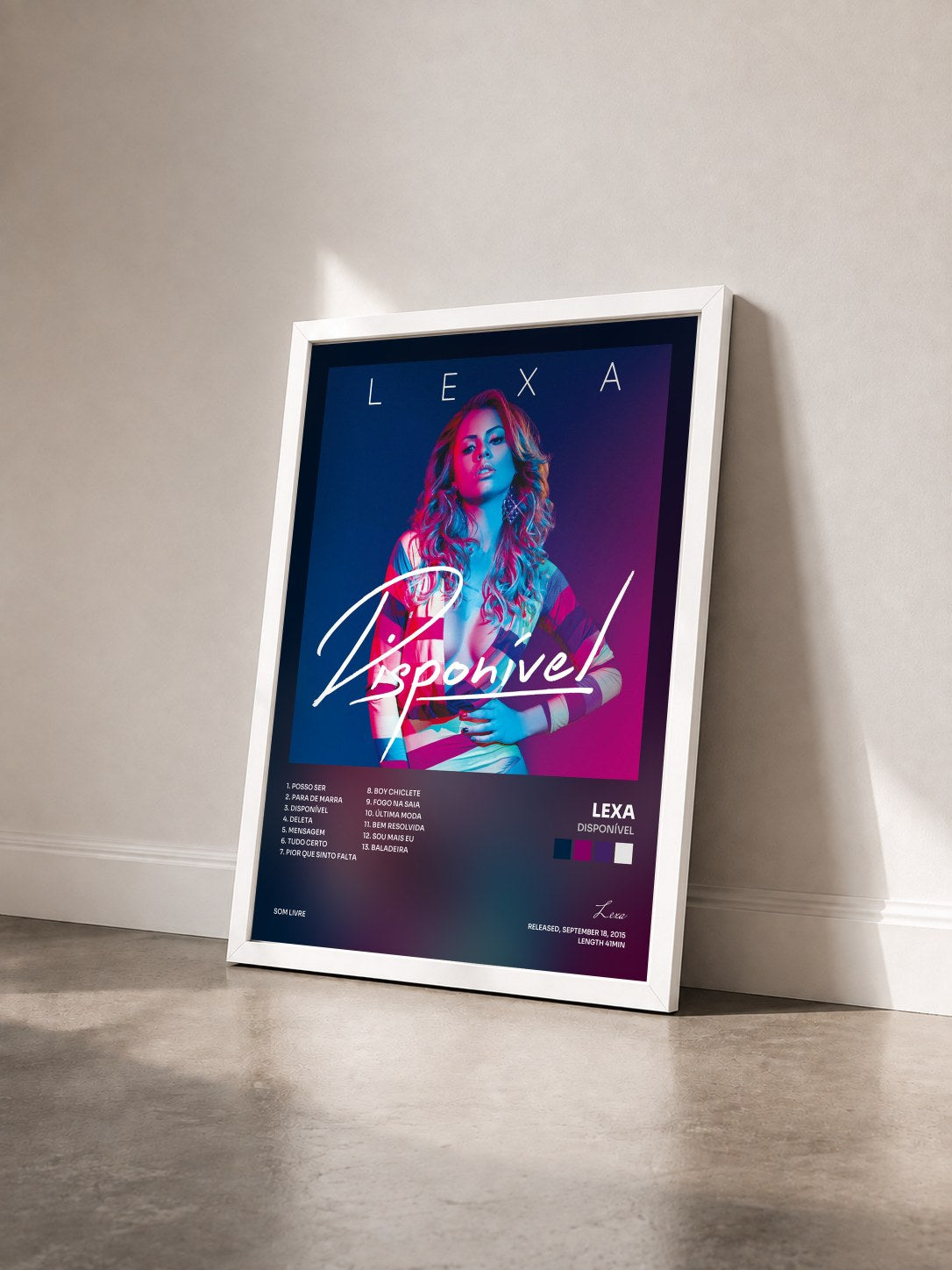 #blanc Tableau de l'album Disponível de Lexa vu de trois quarts, cadre blanc