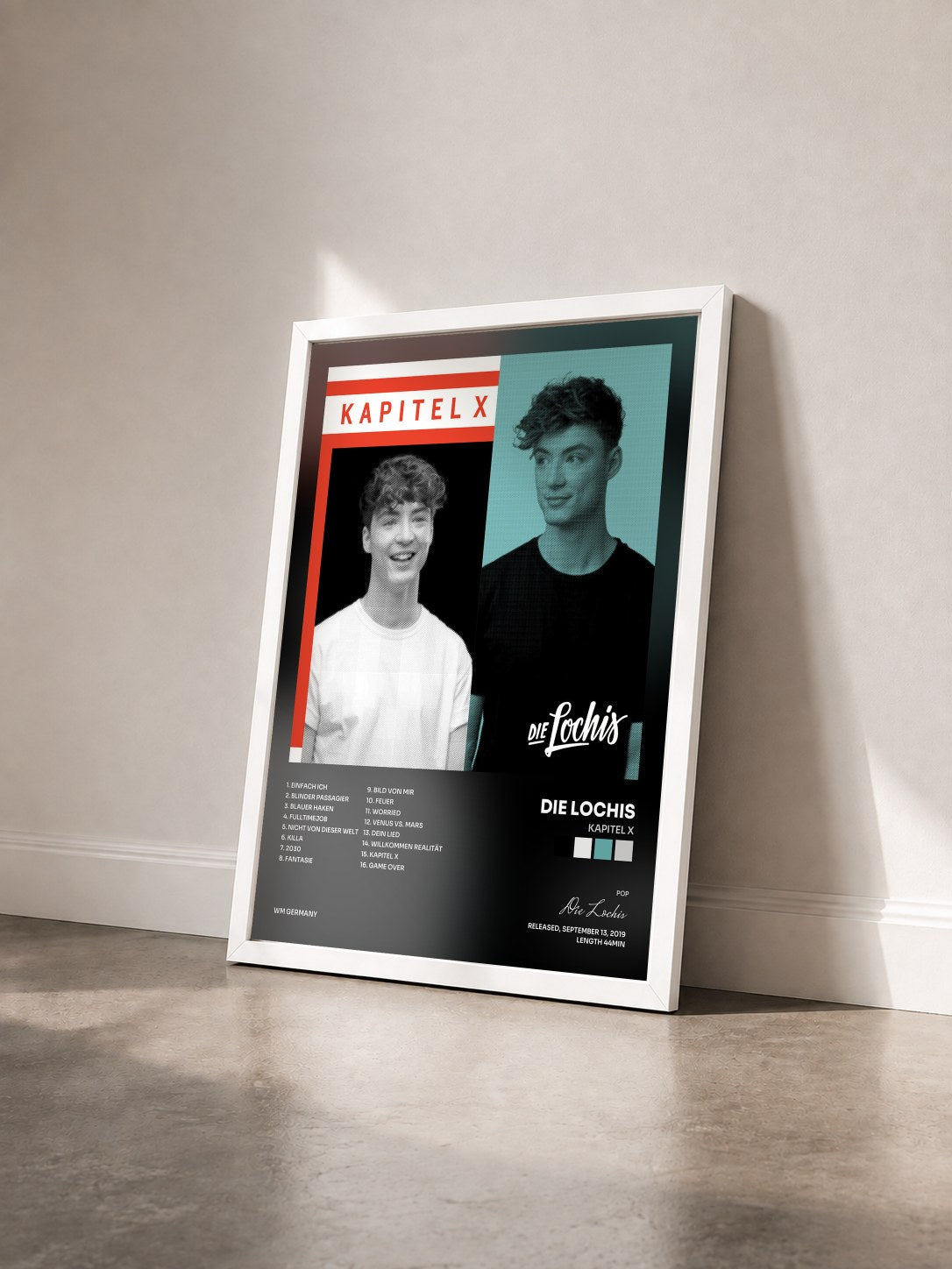 #blanc Tableau de l'album Kapitel X de Die Lochis vu de trois quarts, cadre blanc