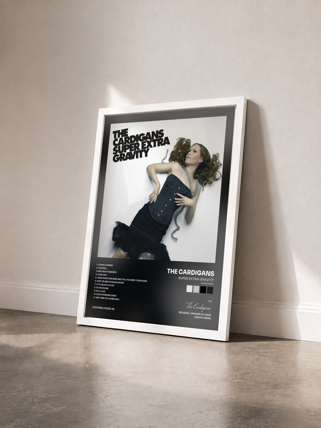 #blanc Tableau de l'album Super Extra Gravity (Remastered) de The Cardigans vu de trois quarts, cadre blanc