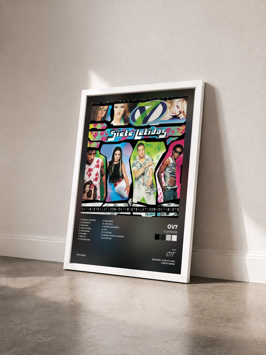 #blanc Tableau de l'album 7 Latidos de OV7 vu de trois quarts, cadre blanc