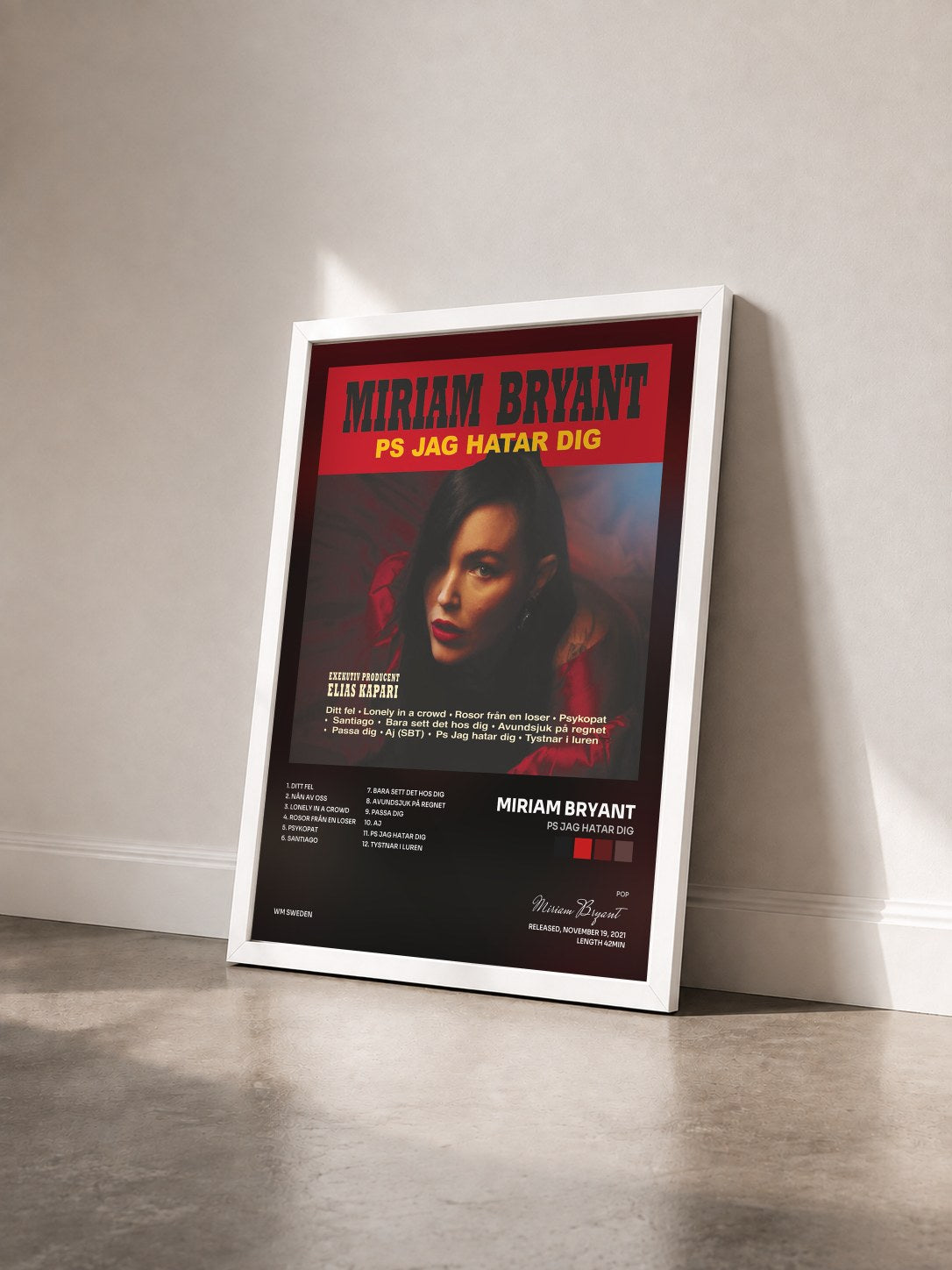 #blanc Tableau de l'album PS jag hatar dig de Miriam Bryant vu de trois quarts, cadre blanc
