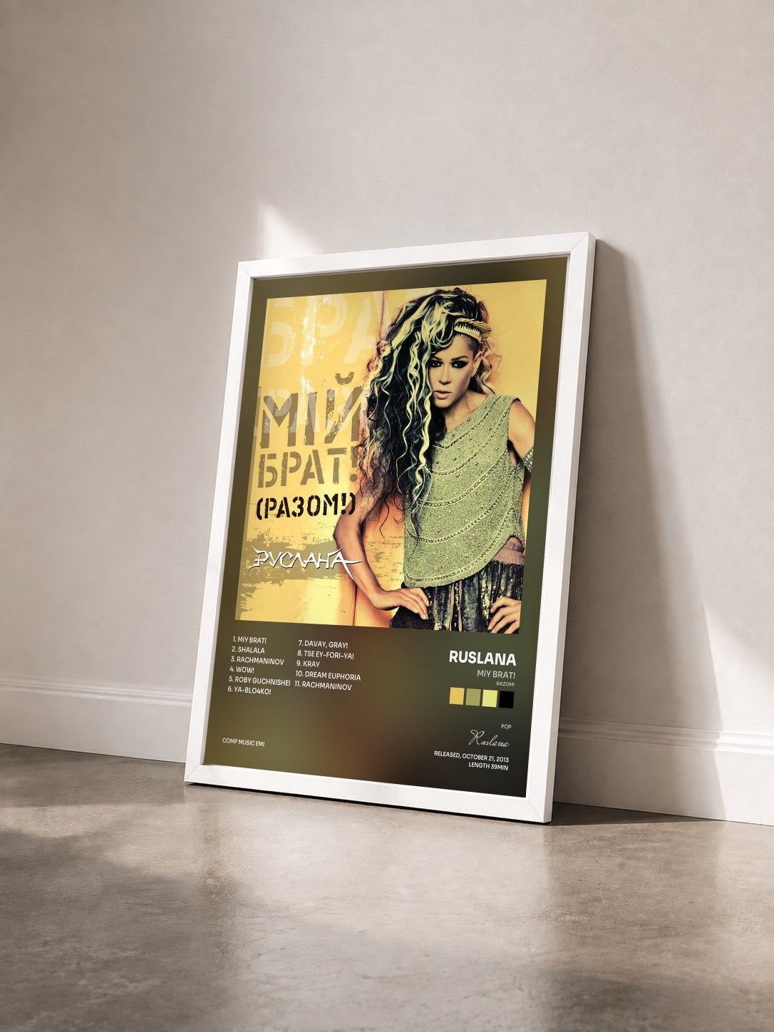 #blanc Tableau de l'album Miy Brat! (Razom!) de Ruslana vu de trois quarts, cadre blanc