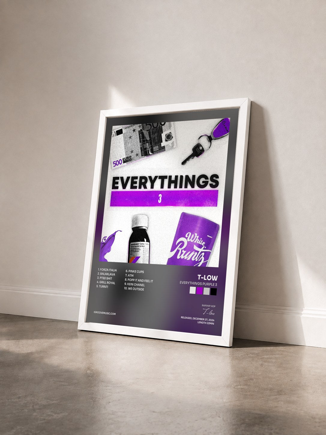 #blanc Tableau de l'album EVERYTHINGS PURPLE 3 de T-low vu de trois quarts, cadre blanc