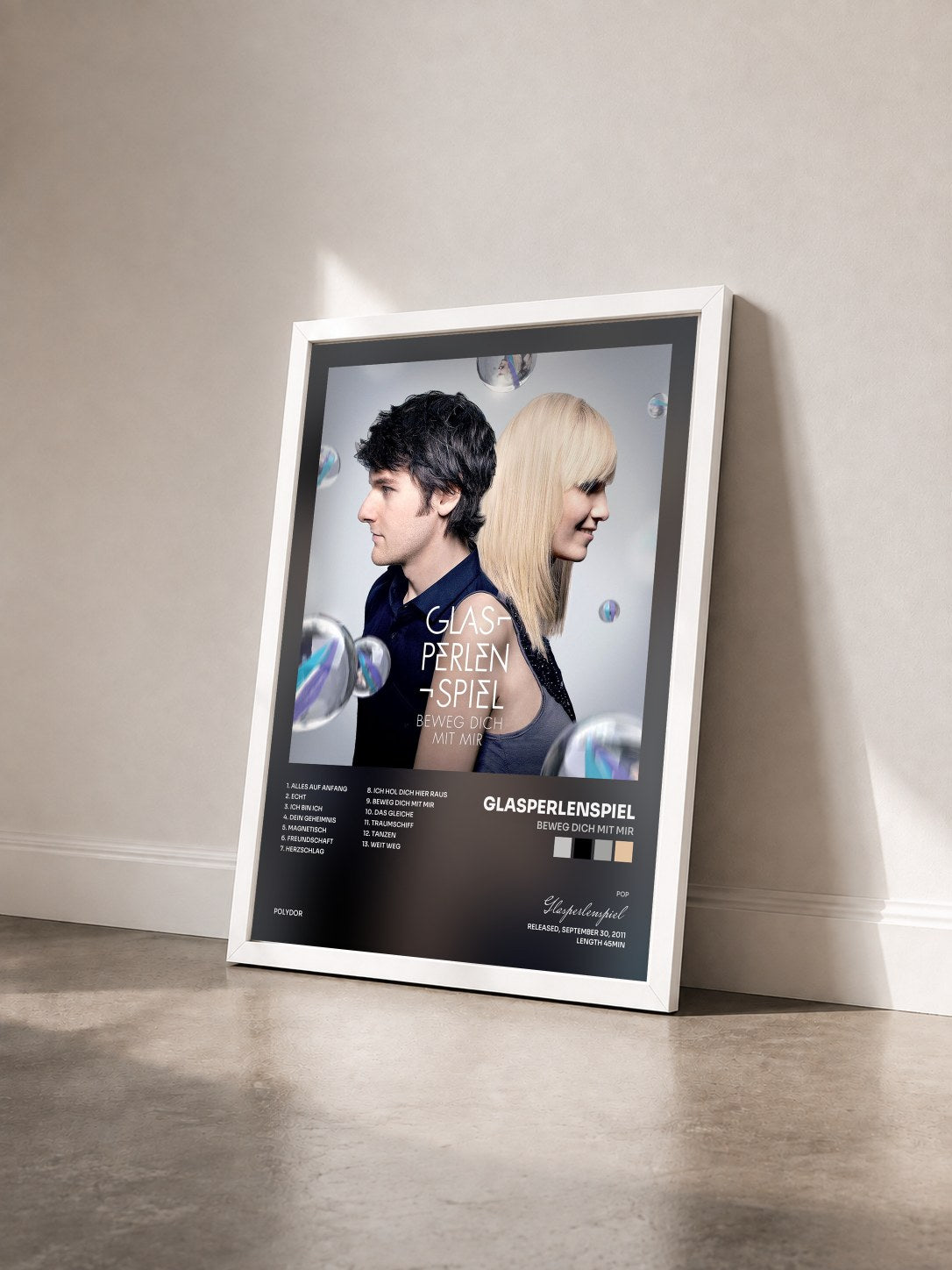 #blanc Tableau de l'album Beweg dich mit mir de Glasperlenspiel vu de trois quarts, cadre blanc