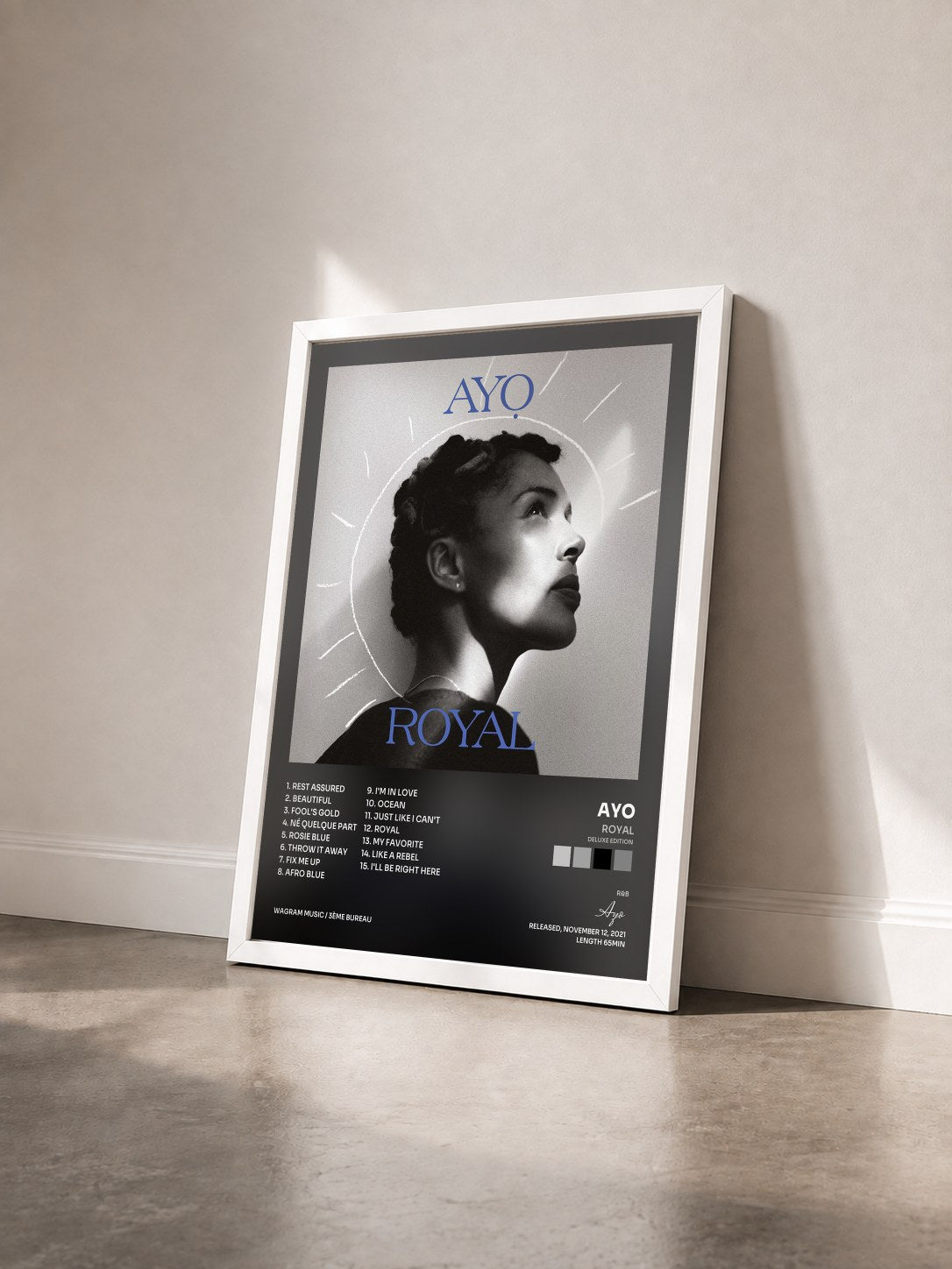#blanc Tableau de l'album Royal (Deluxe Edition) de Ayo vu de trois quarts, cadre blanc