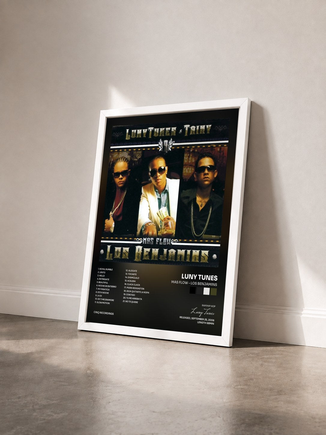 #blanc Tableau de l'album Mas Flow - Los Benjamins de Luny Tunes vu de trois quarts, cadre blanc