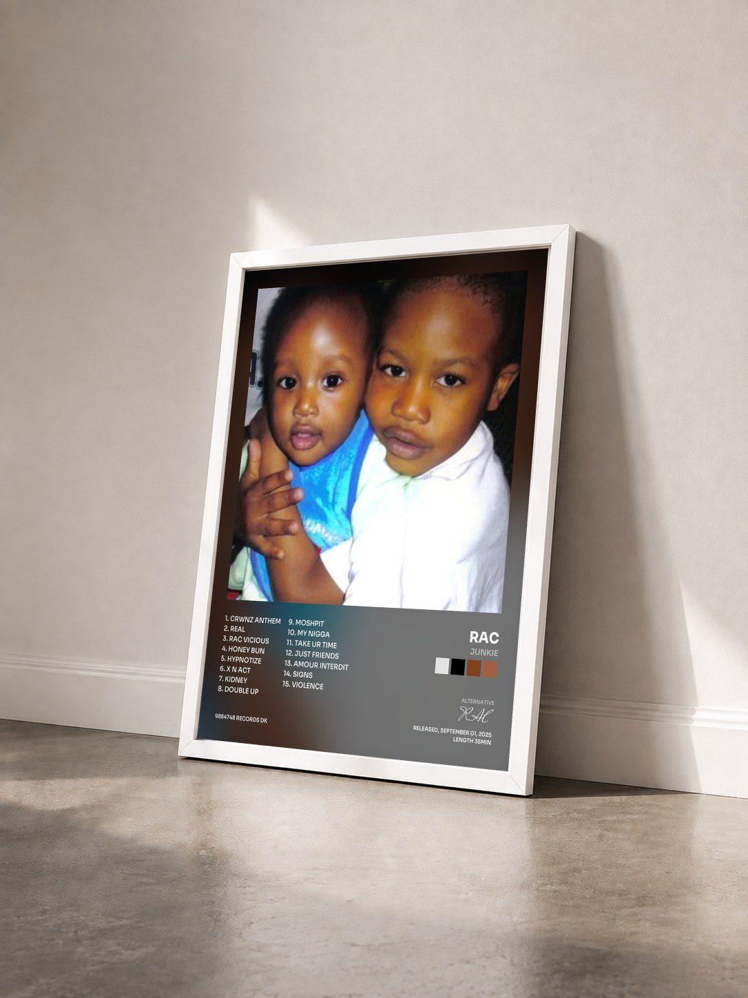 #blanc Tableau de l'album Junkie de RAC vu de trois quarts, cadre blanc