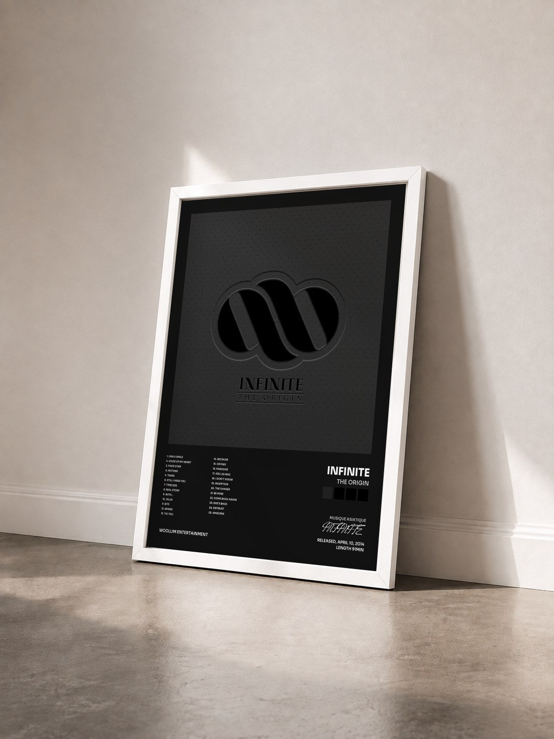 #blanc Tableau de l'album The Origin de INFINITE vu de trois quarts, cadre blanc
