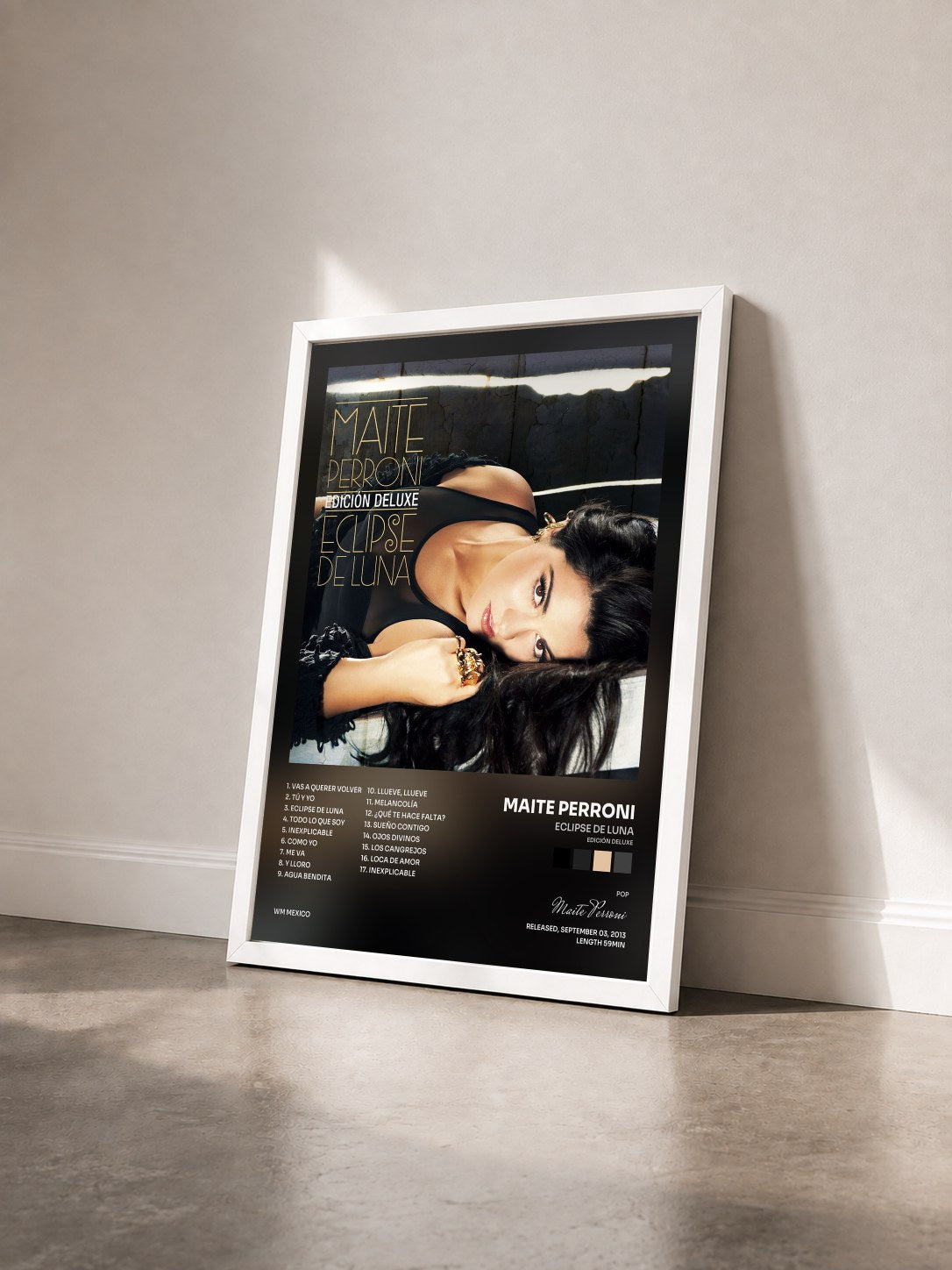 #blanc Tableau de l'album Eclipse De Luna (Edición Deluxe) de Maite Perroni vu de trois quarts, cadre blanc