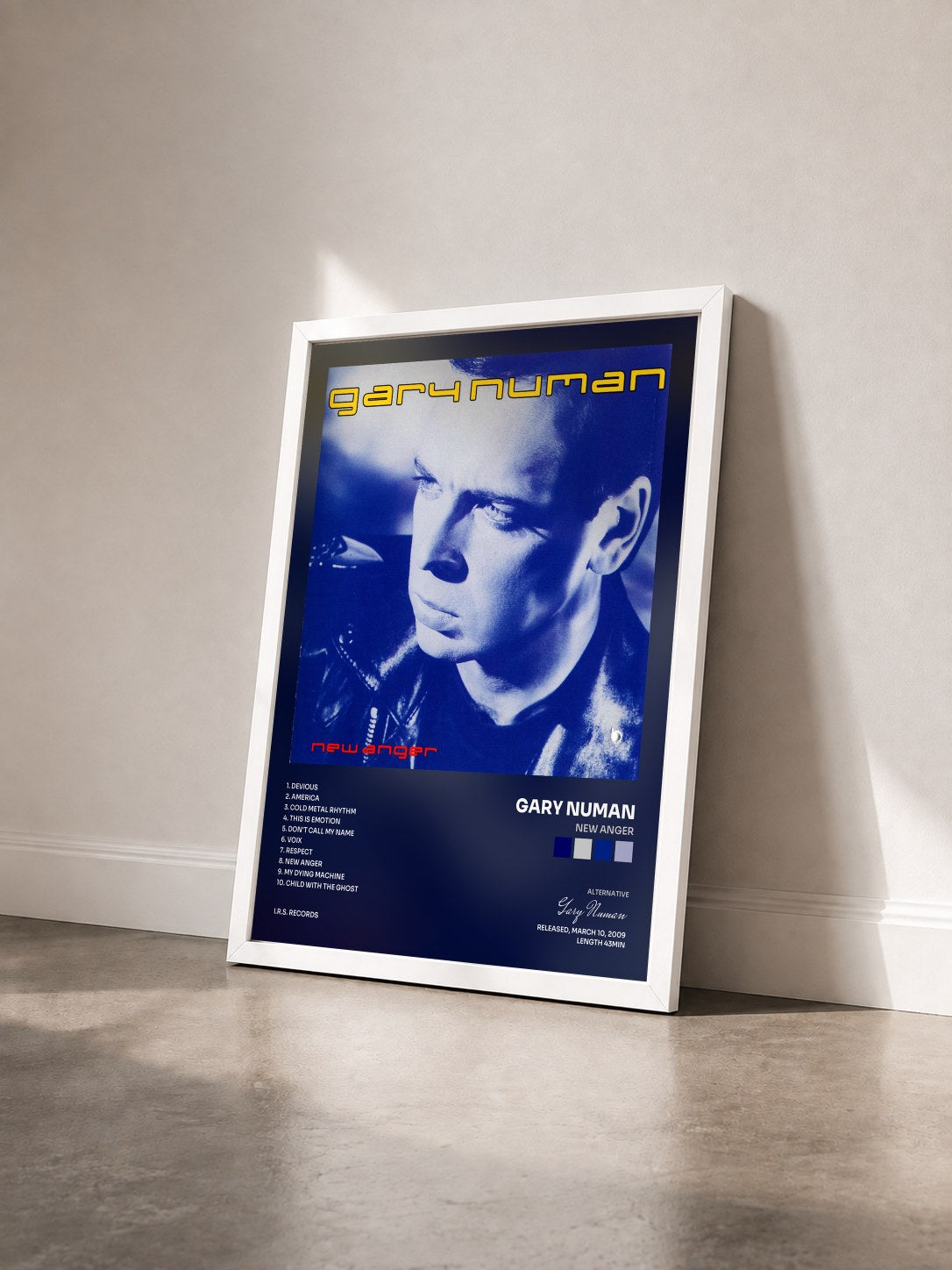 #blanc Tableau de l'album New Anger de Gary Numan vu de trois quarts, cadre blanc