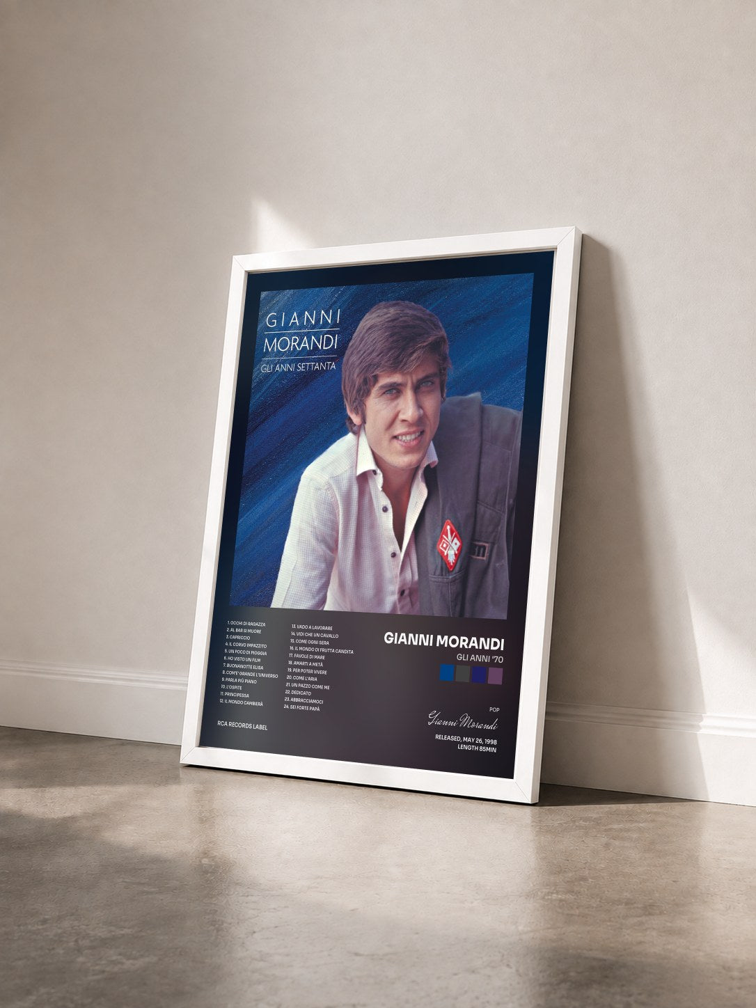 #blanc Tableau de l'album Gli Anni '70 de Gianni Morandi vu de trois quarts, cadre blanc