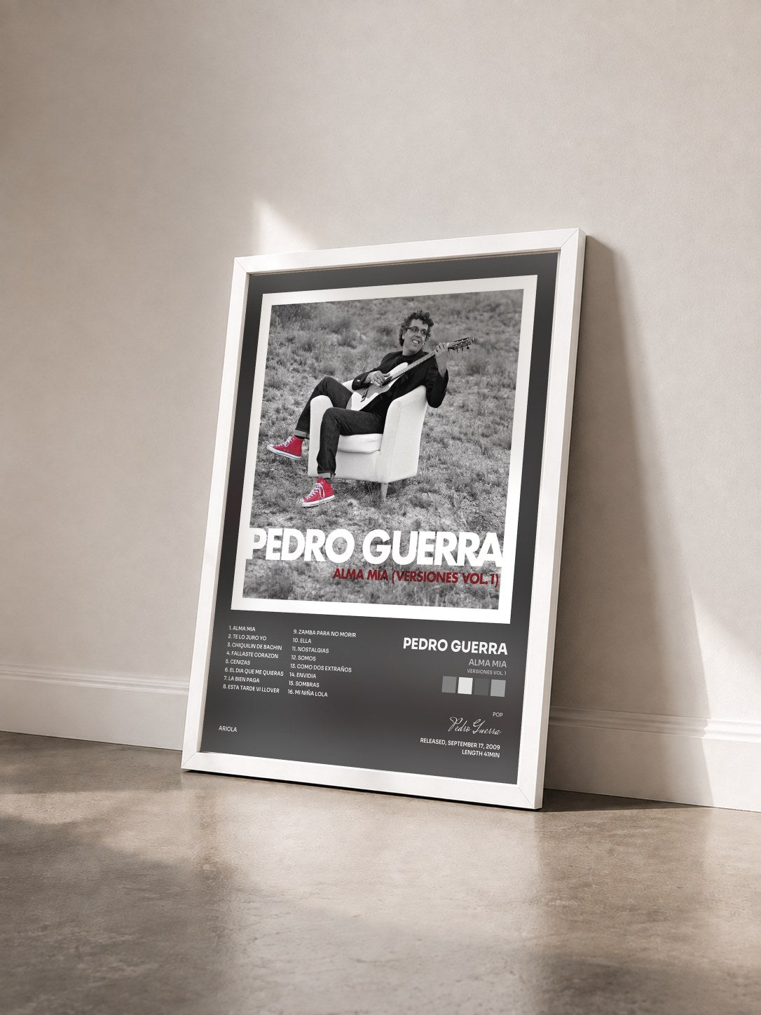 #blanc Tableau de l'album Alma Mia (Versiones Vol. 1) de Pedro Guerra vu de trois quarts, cadre blanc