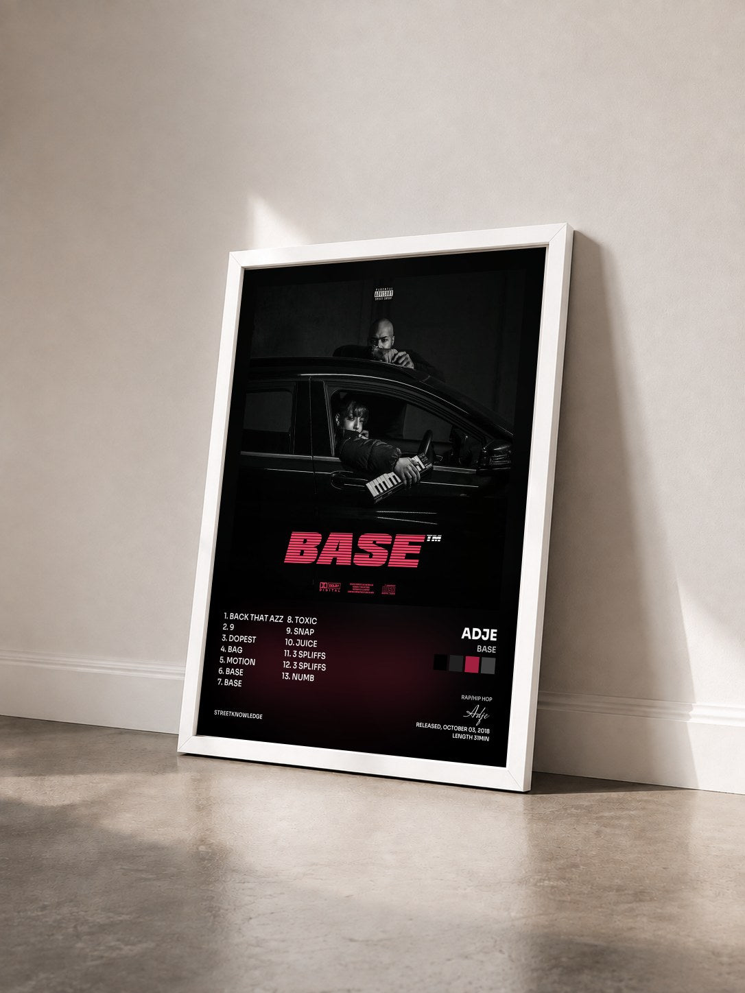 #blanc Tableau de l'album BASE de Adje vu de trois quarts, cadre blanc