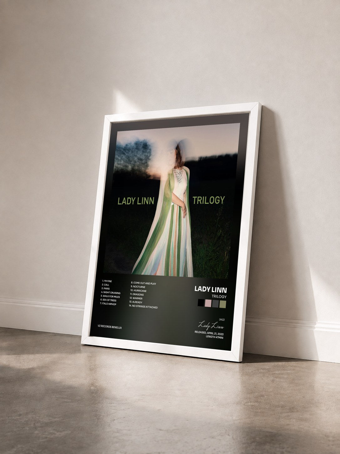 #blanc Tableau de l'album Trilogy de Lady Linn vu de trois quarts, cadre blanc