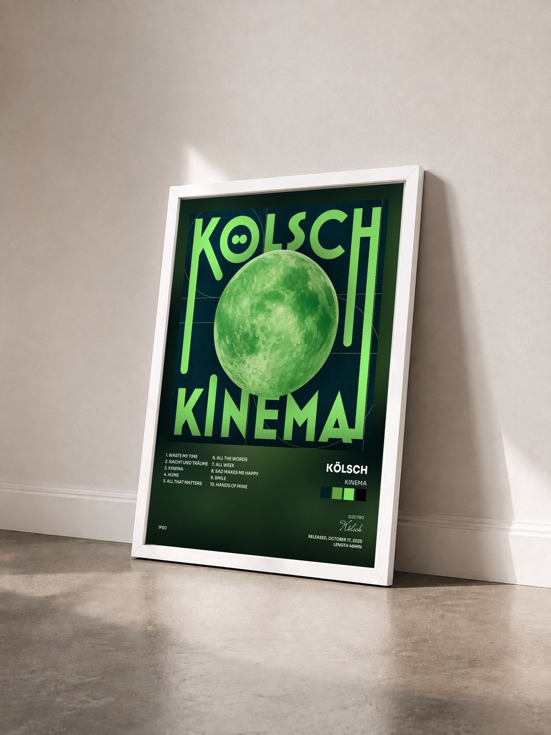 #blanc Tableau de l'album KINEMA de Kölsch vu de trois quarts, cadre blanc