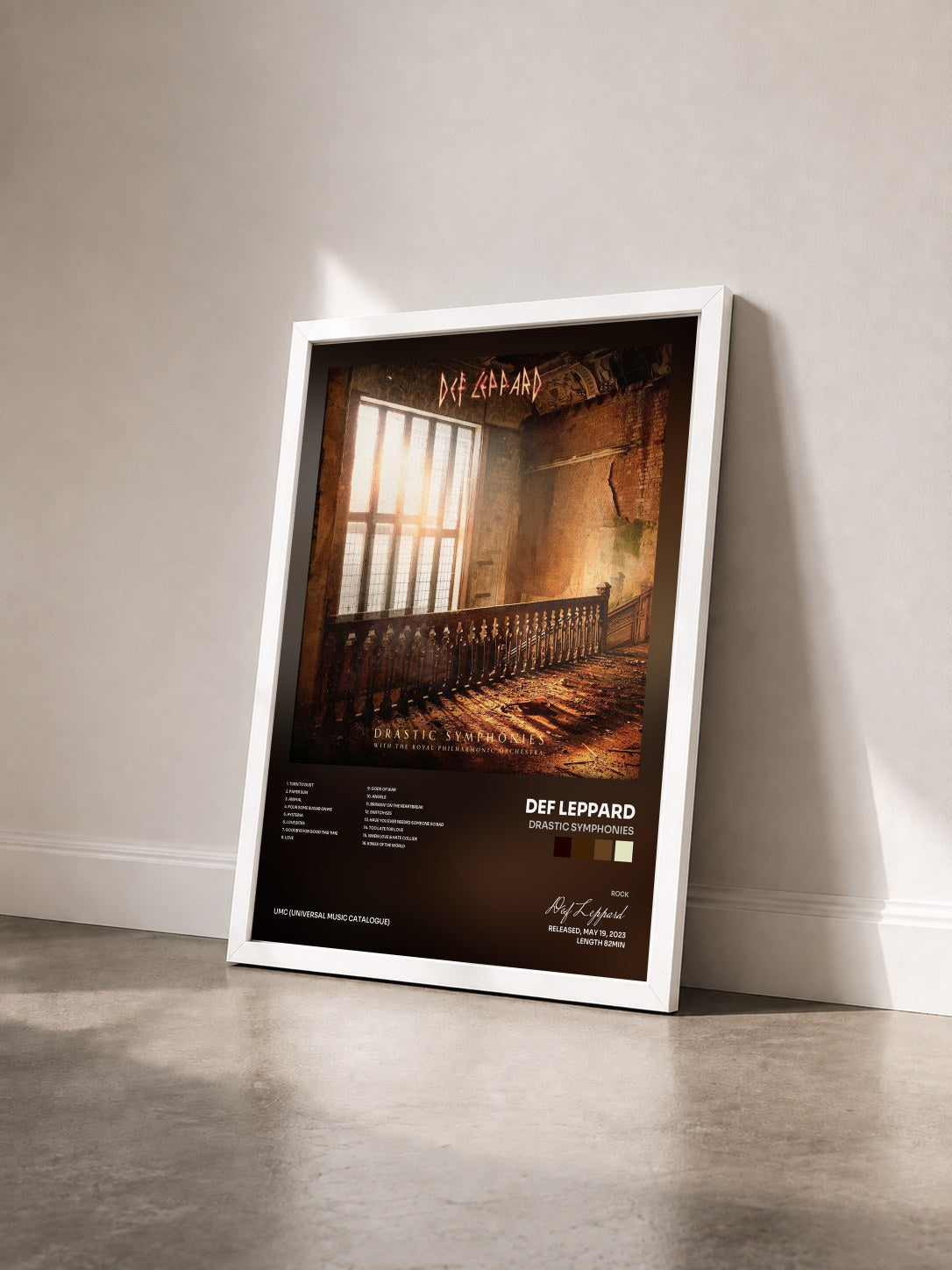 #blanc Tableau de l'album Drastic Symphonies de Def Leppard vu de trois quarts, cadre blanc