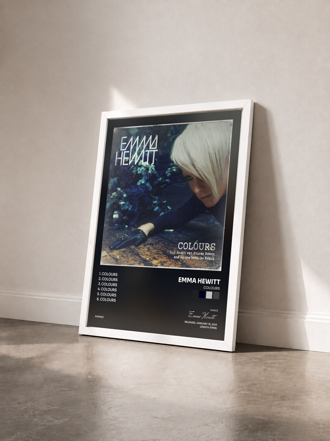 #blanc Tableau de l'album Colours de Emma Hewitt vu de trois quarts, cadre blanc