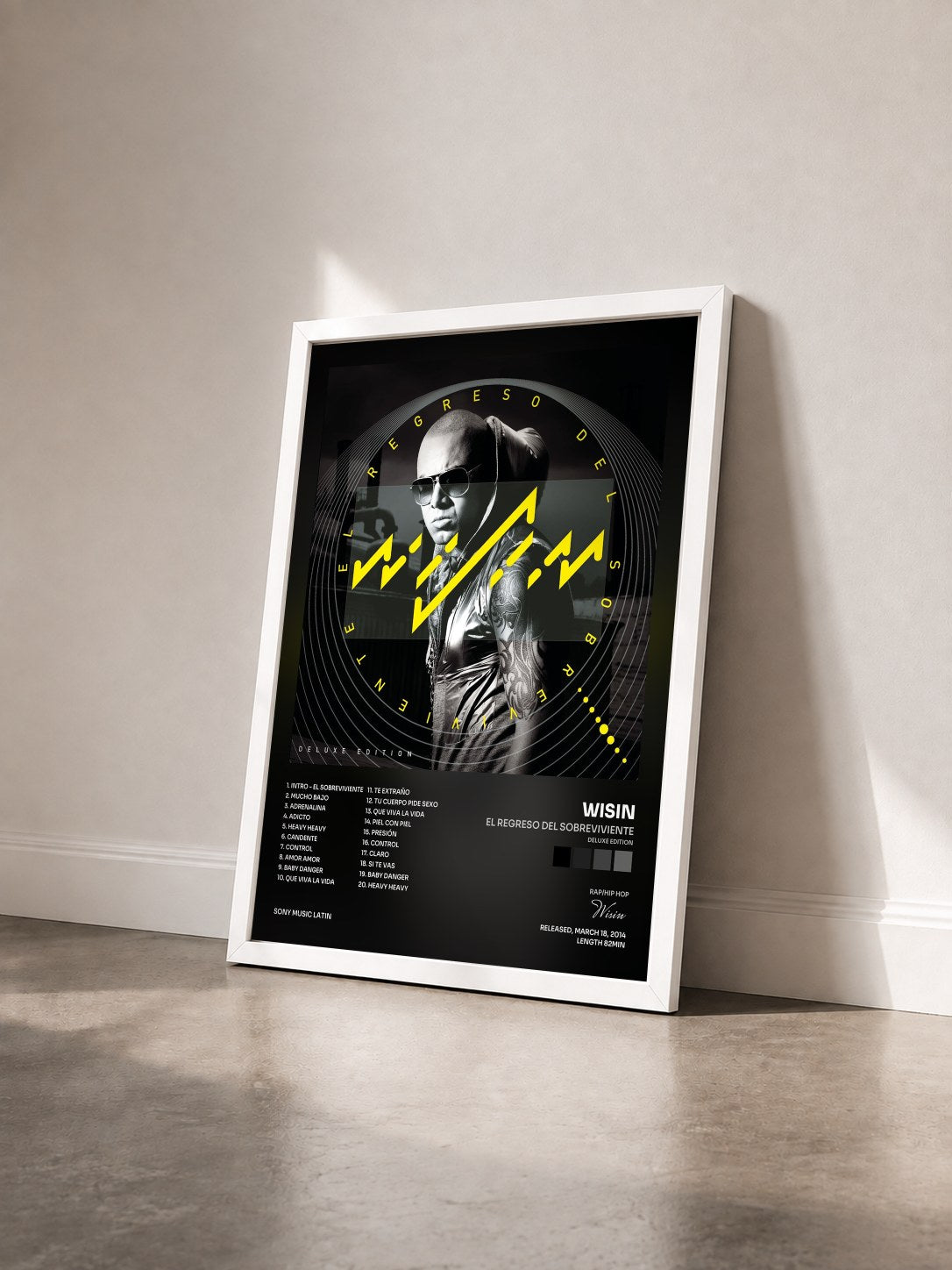 #blanc Tableau de l'album El Regreso del Sobreviviente (Deluxe Edition) de Wisin vu de trois quarts, cadre blanc