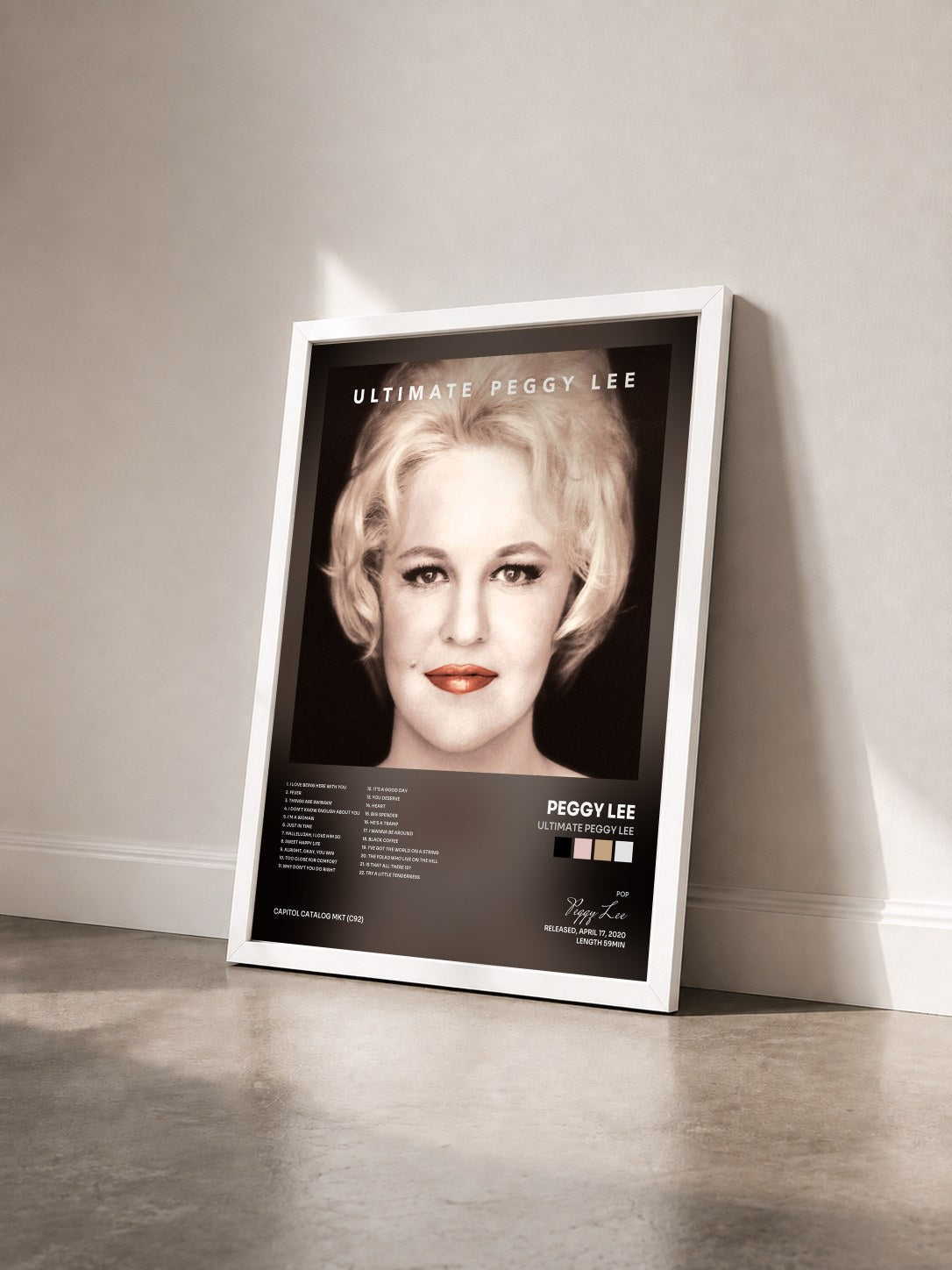 #blanc Tableau de l'album Ultimate Peggy Lee de Peggy Lee vu de trois quarts, cadre blanc