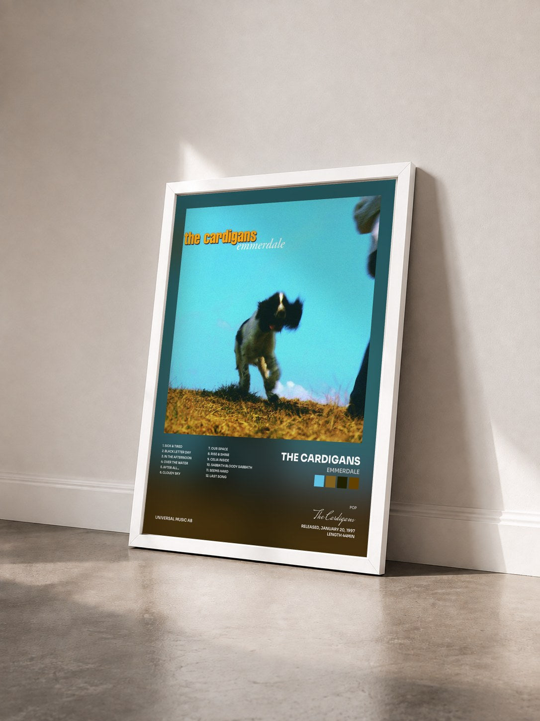 #blanc Tableau de l'album Emmerdale de The Cardigans vu de trois quarts, cadre blanc