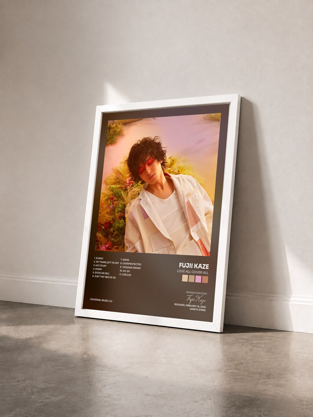 #blanc Tableau de l'album LOVE ALL COVER ALL de Fujii Kaze vu de trois quarts, cadre blanc