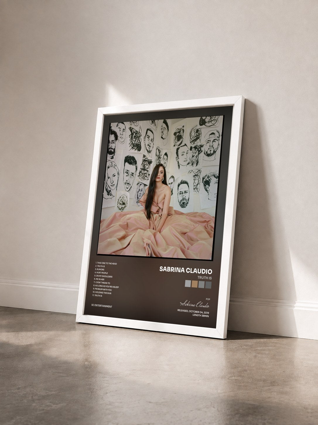 #blanc Tableau de l'album Truth Is de Sabrina Claudio vu de trois quarts, cadre blanc