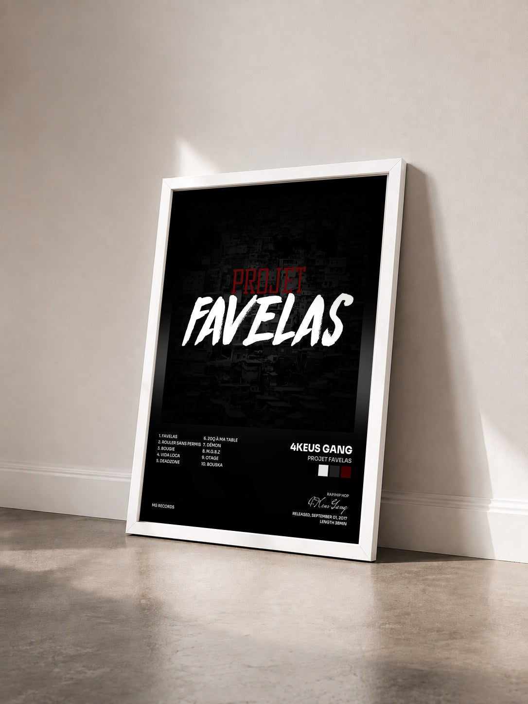 #blanc Tableau de l'album Projet Favelas de 4Keus Gang vu de trois quarts, cadre blanc