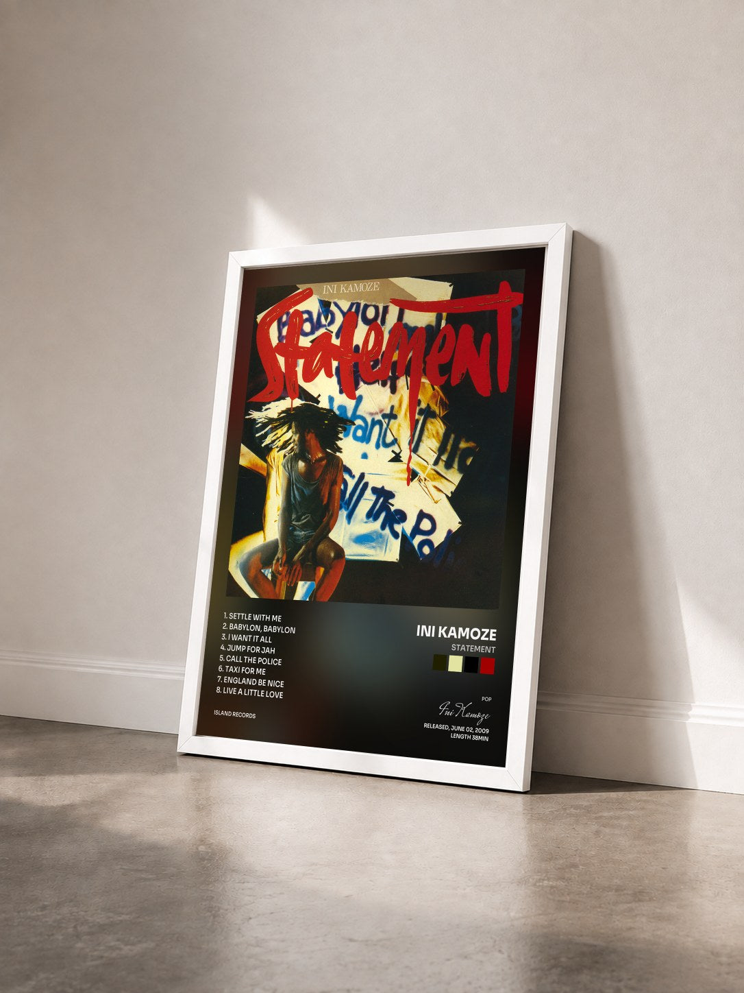 #blanc Tableau de l'album Statement de Ini Kamoze vu de trois quarts, cadre blanc