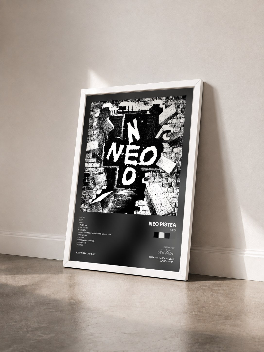 #blanc Tableau de l'album NEO de Neo Pistea vu de trois quarts, cadre blanc