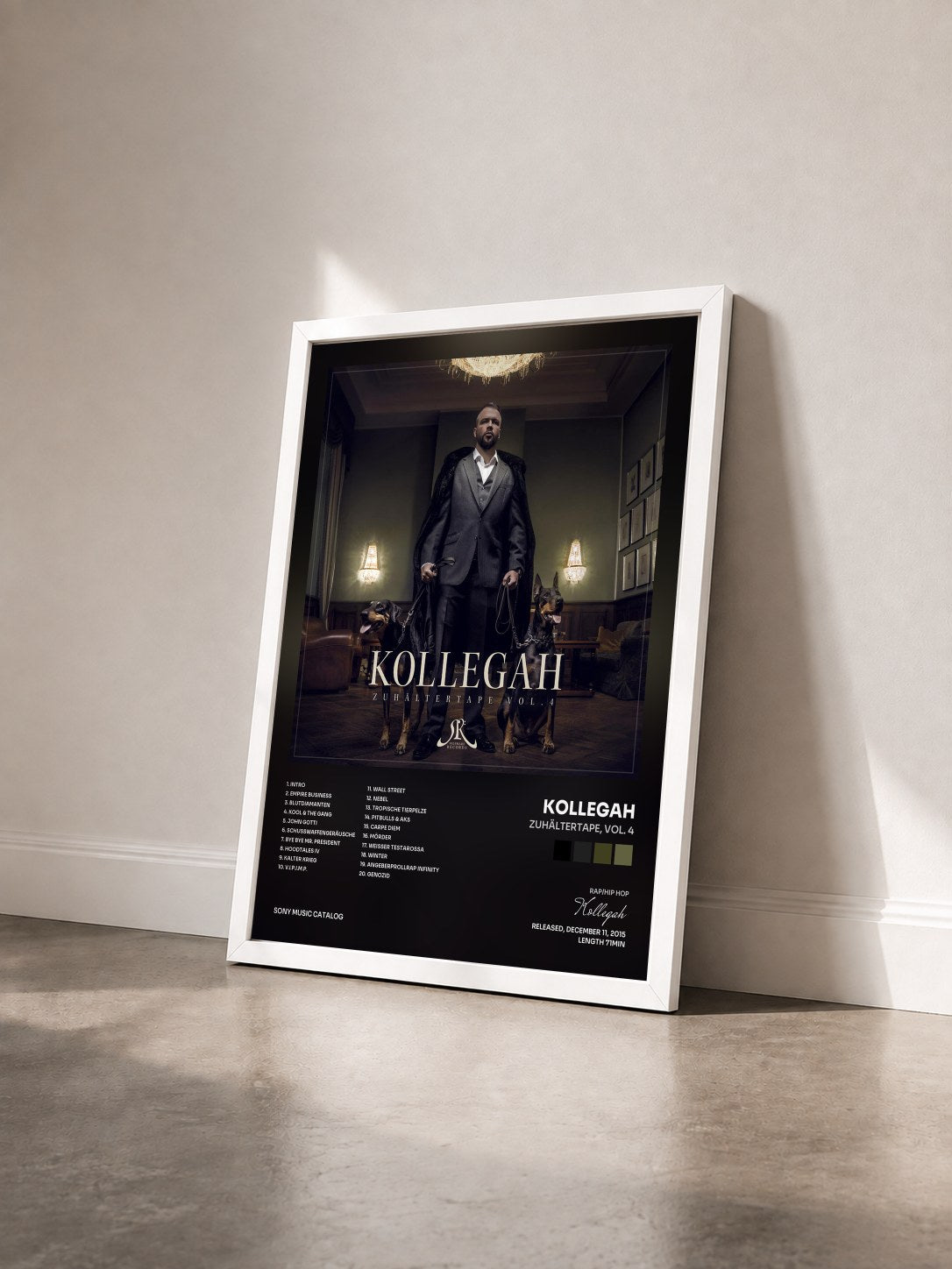 #blanc Tableau de l'album Zuhältertape, Vol. 4 de Kollegah vu de trois quarts, cadre blanc