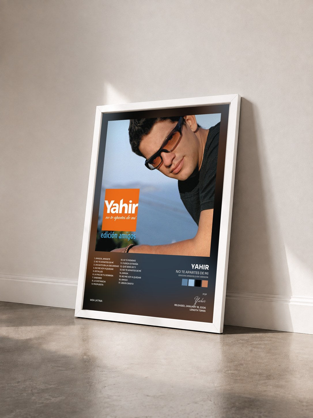 #blanc Tableau de l'album No te apartes de mi (Edicion Amigos) (USA Version) de Yahir vu de trois quarts, cadre blanc