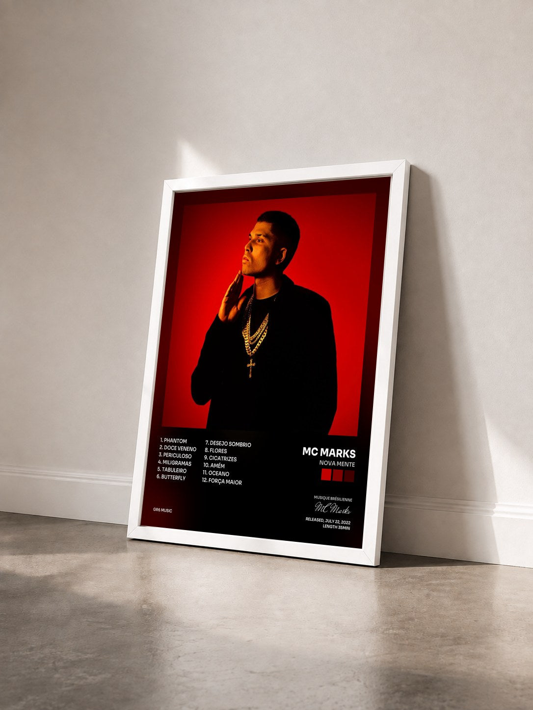 #blanc Tableau de l'album Nova Mente de MC Marks vu de trois quarts, cadre blanc