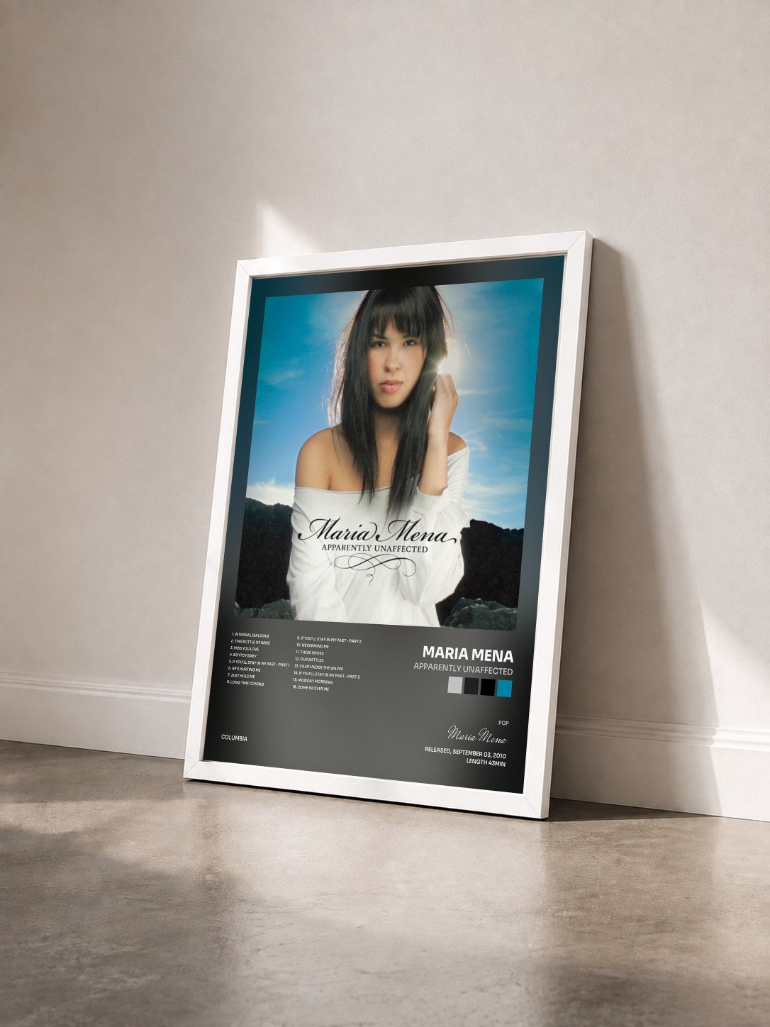 #blanc Tableau de l'album Apparently Unaffected de Maria Mena vu de trois quarts, cadre blanc