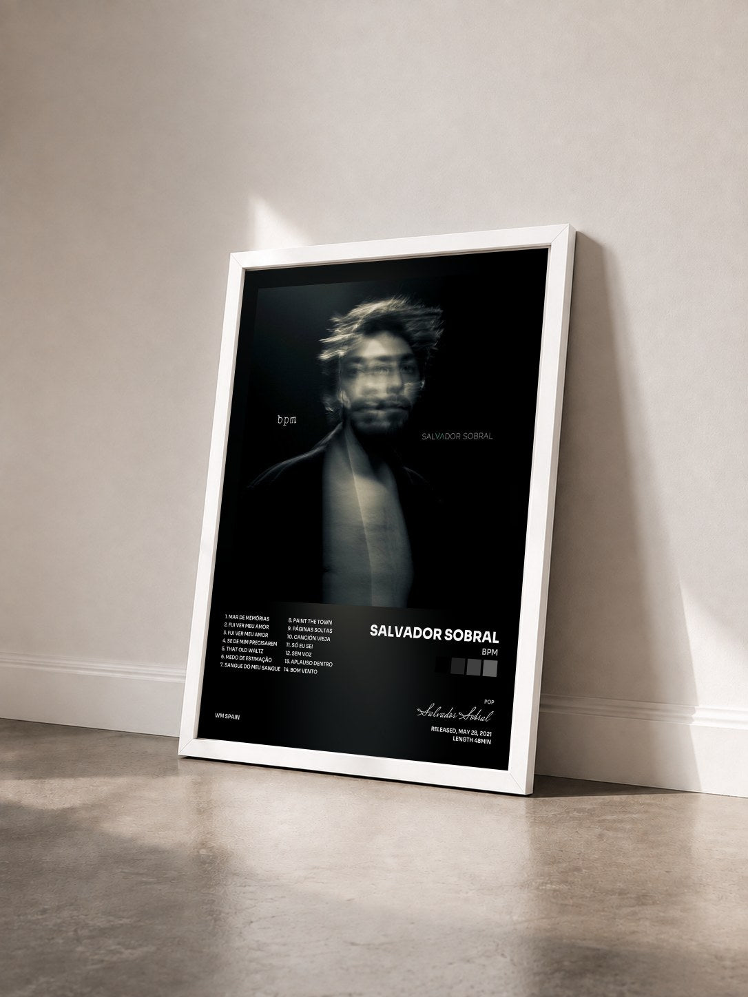 #blanc Tableau de l'album bpm de Salvador Sobral vu de trois quarts, cadre blanc
