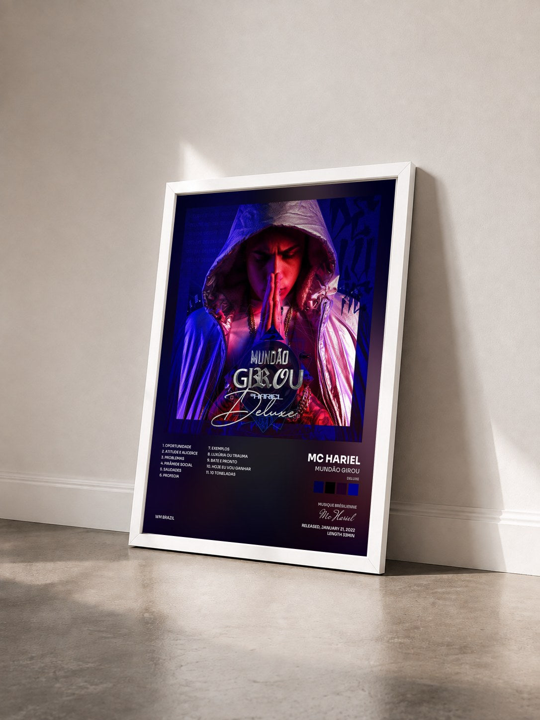 #blanc Tableau de l'album Mundão Girou (Deluxe) de Mc Hariel vu de trois quarts, cadre blanc