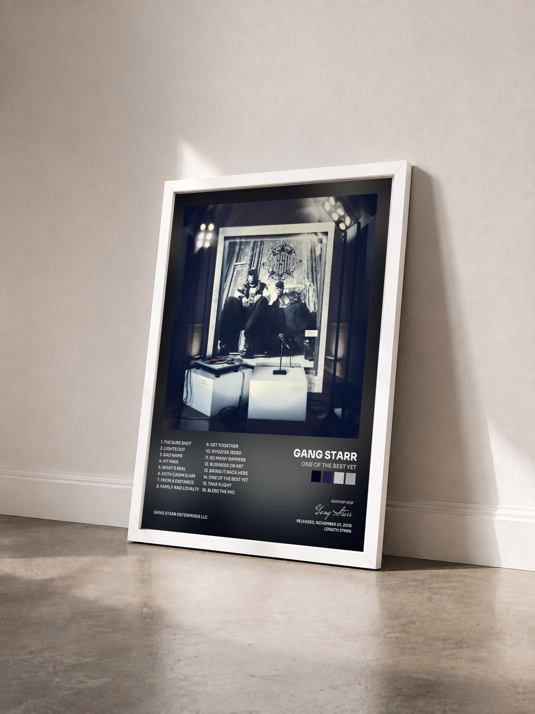 #blanc Tableau de l'album One Of The Best Yet de Gang Starr vu de trois quarts, cadre blanc