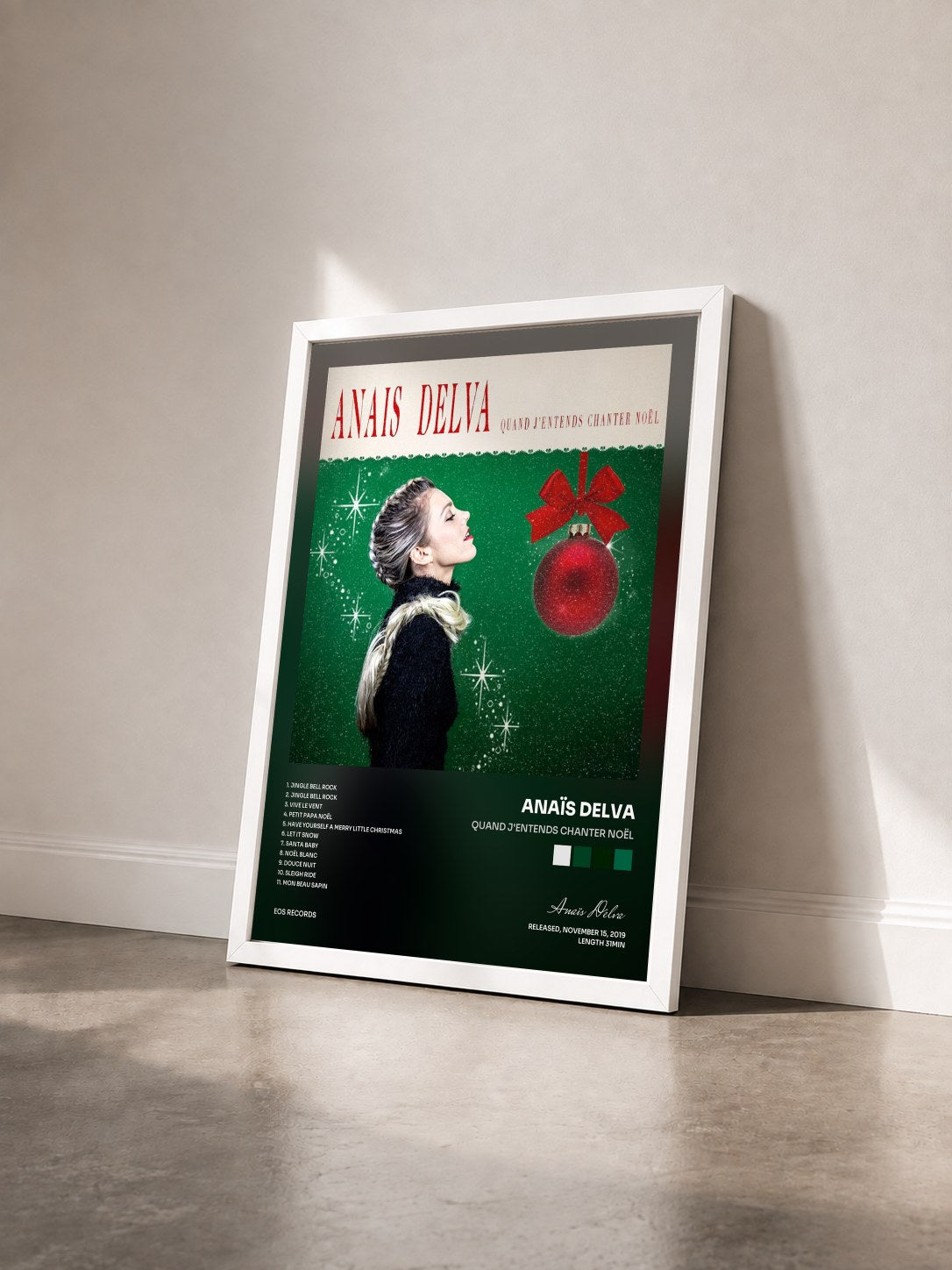 #blanc Tableau de l'album Quand j'entends chanter Noël de Anaïs Delva vu de trois quarts, cadre blanc