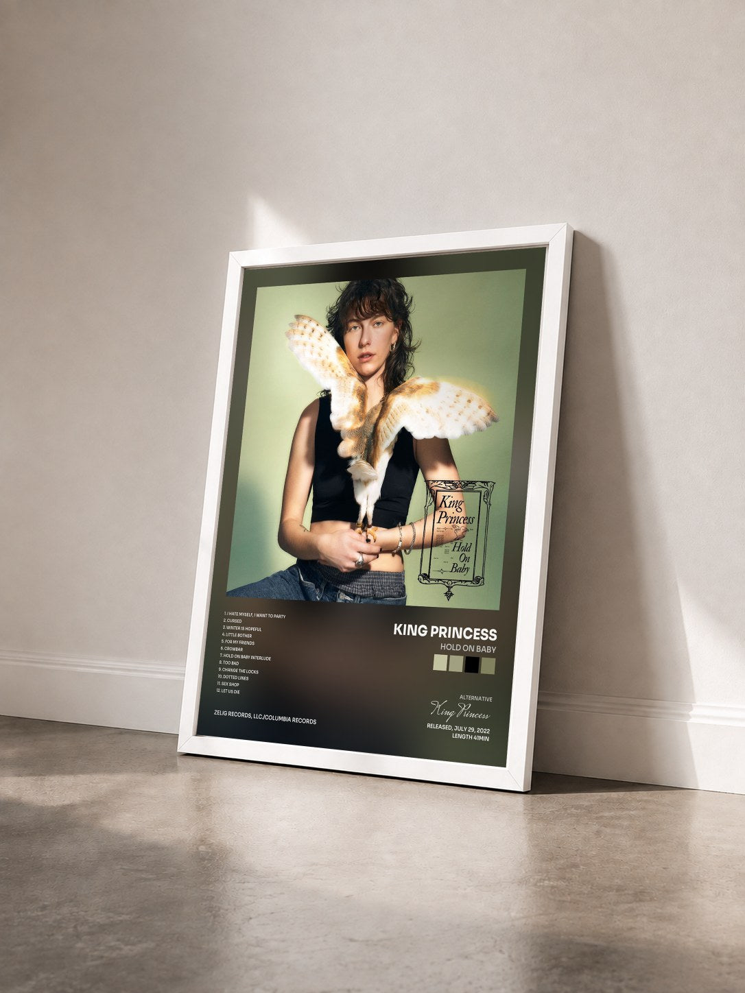 #blanc Tableau de l'album Hold On Baby de King Princess vu de trois quarts, cadre blanc