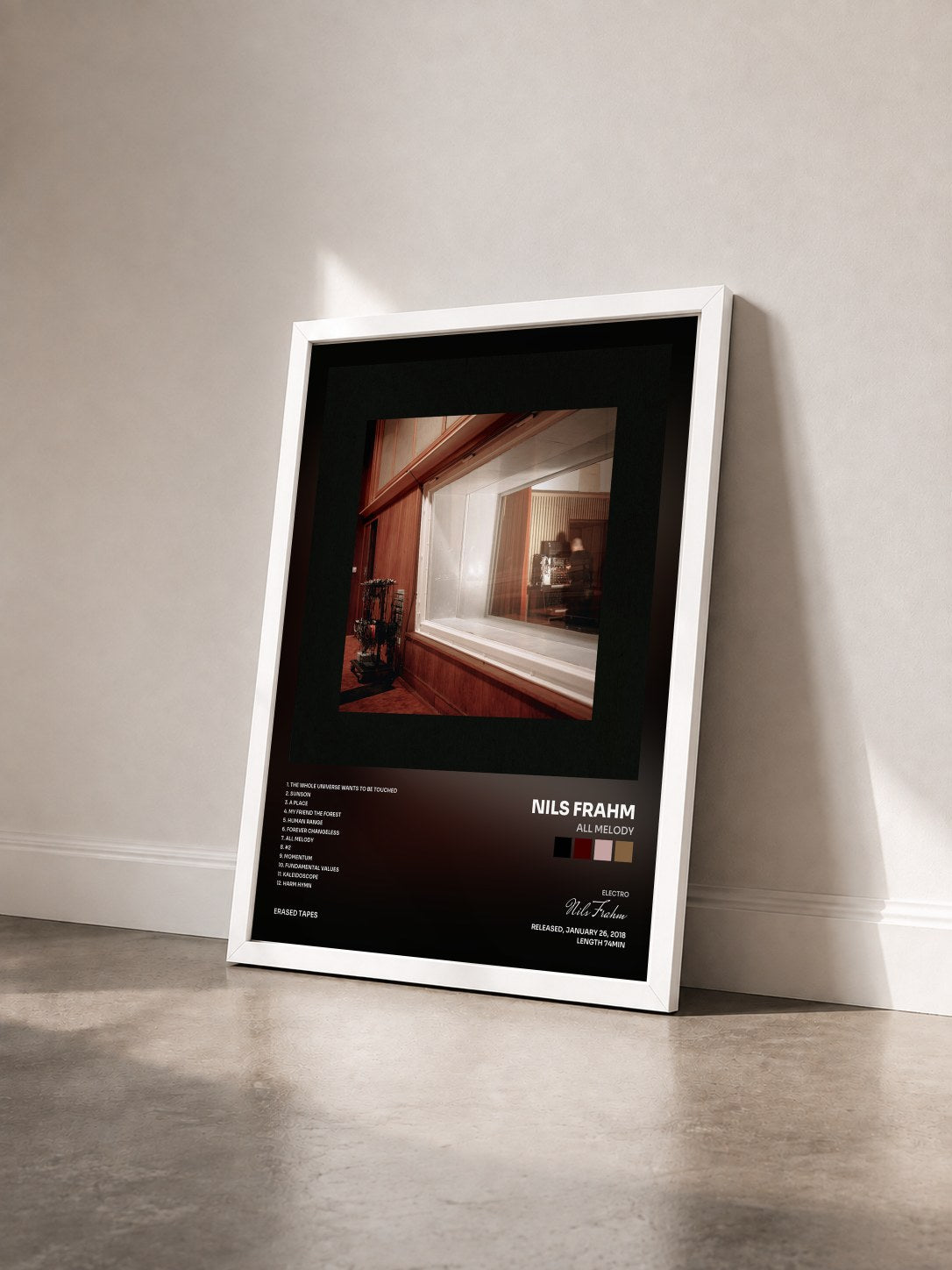 #blanc Tableau de l'album All Melody de Nils Frahm vu de trois quarts, cadre blanc